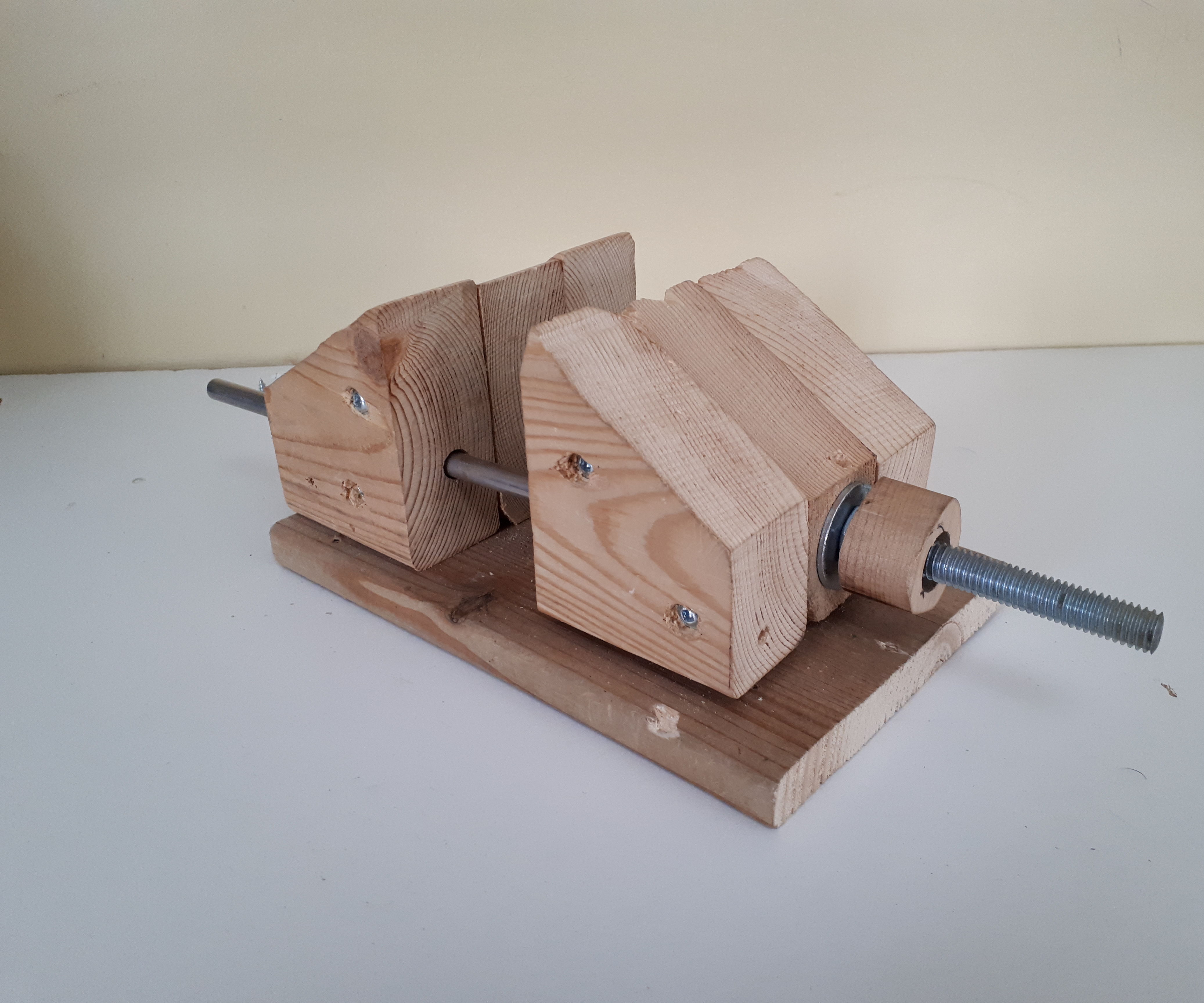Simple Vise for Beginners (Minimal Tools)