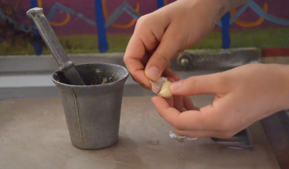 How to Shuck Garlic