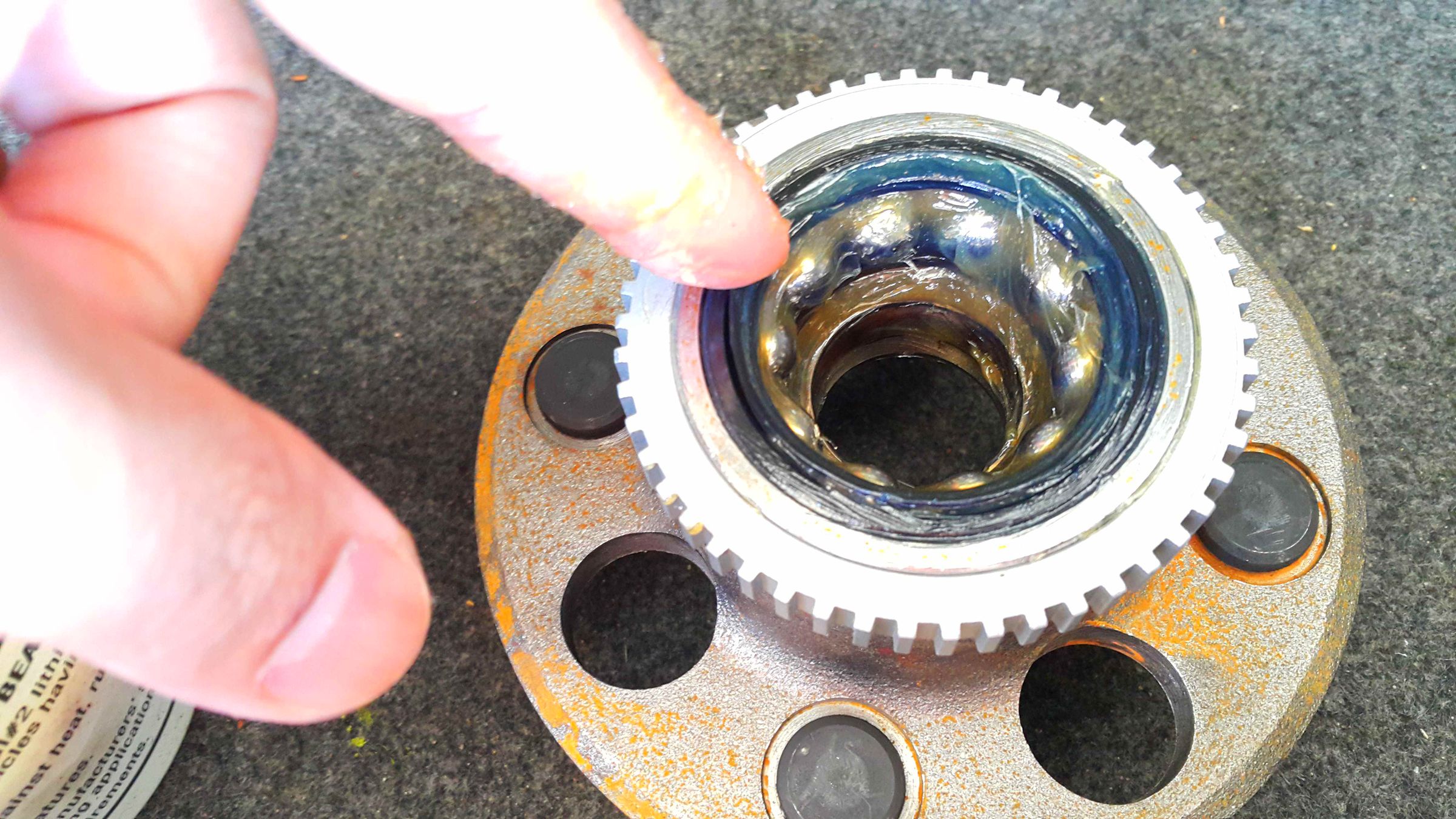 Regreasing a Rear Wheel Bearing Honda Civic 1999. 4 Steps (with