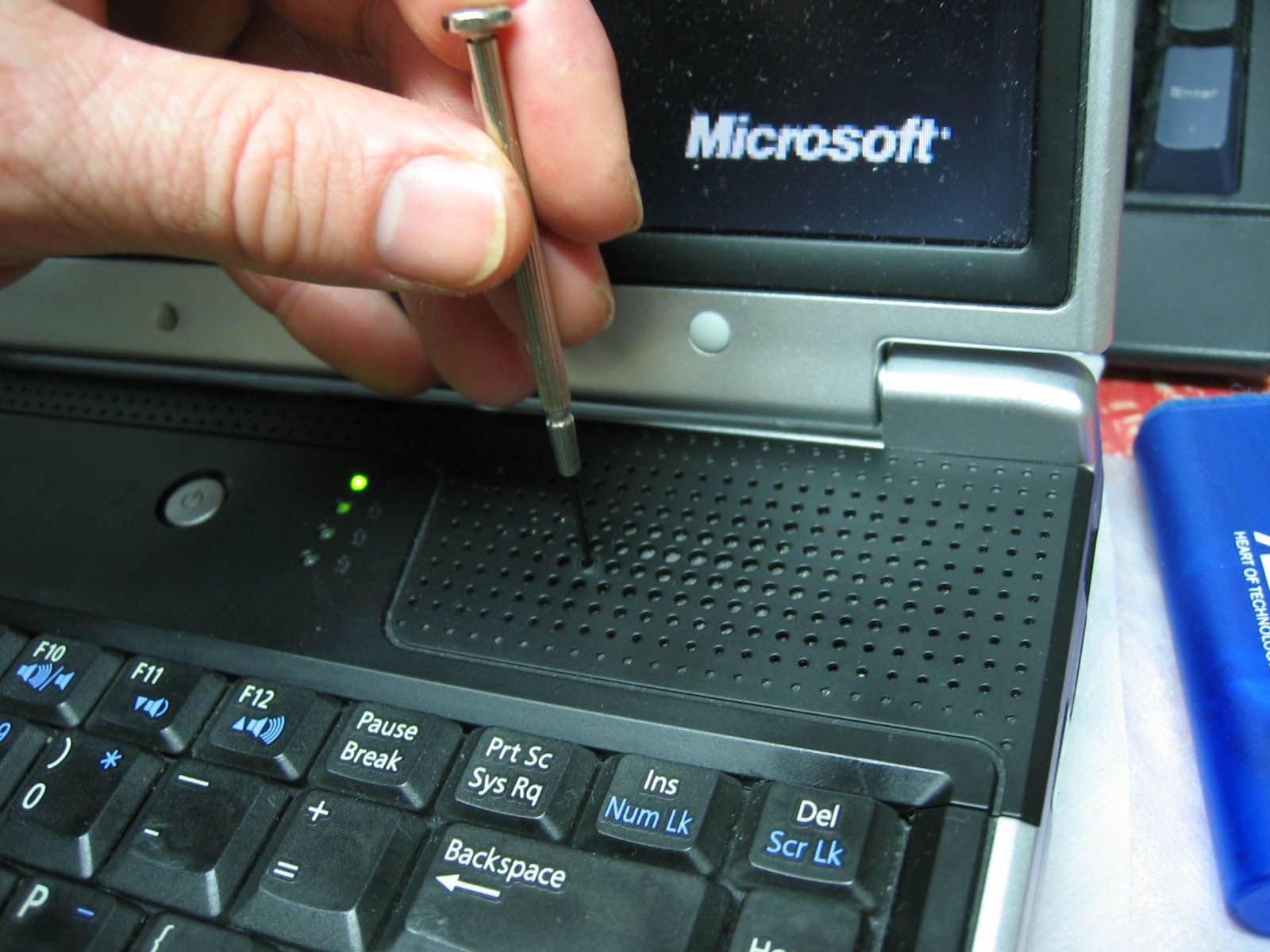Installing Memory Into a Asus A2000D Notebook