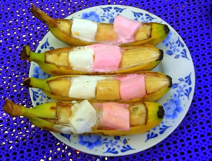 Marshmellow Peanutbutter Bananabarbequeboats With Honeydip
