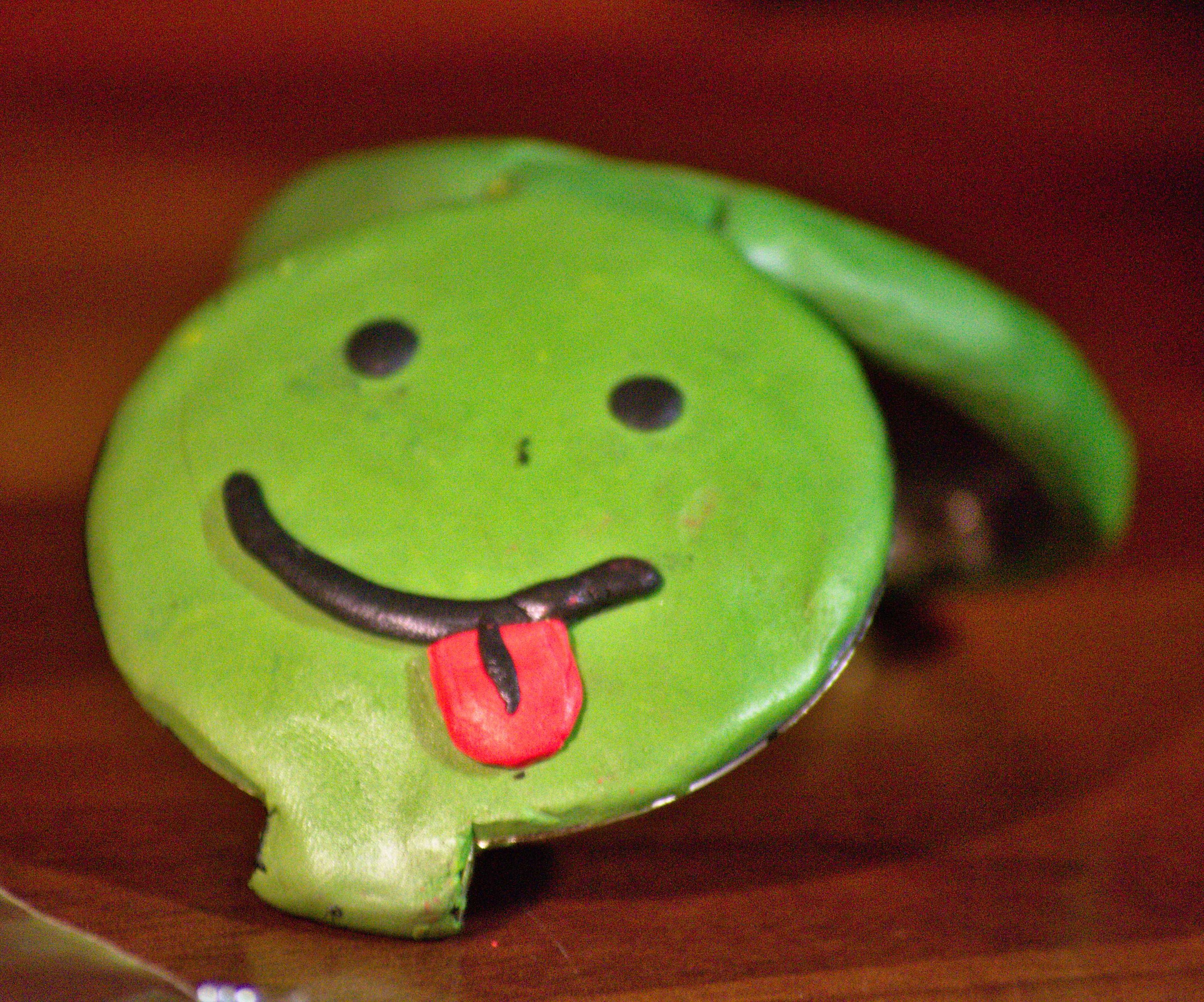 Give a Pop of Color to a Pocket Mirror With Sugru