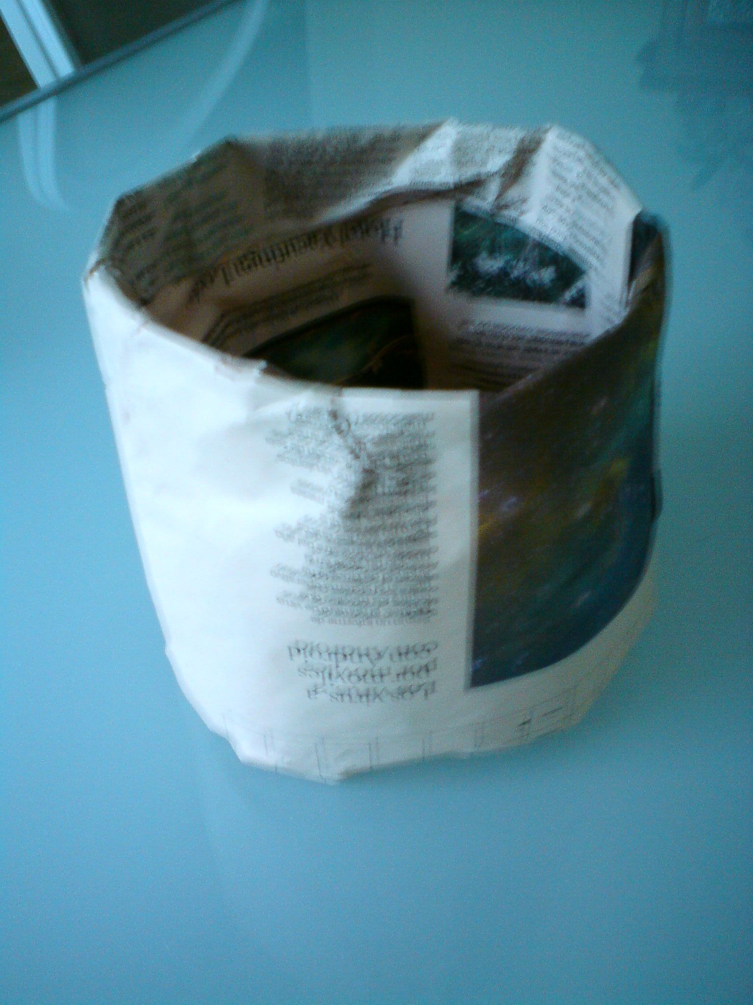 Compostable Newspaper Bucket / Cubo De Papel Compostable