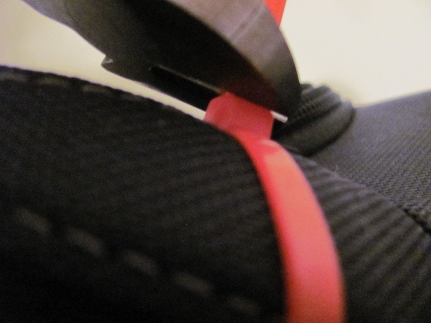 Use Zip Ties to Identify Luggage 5 Steps Instructables