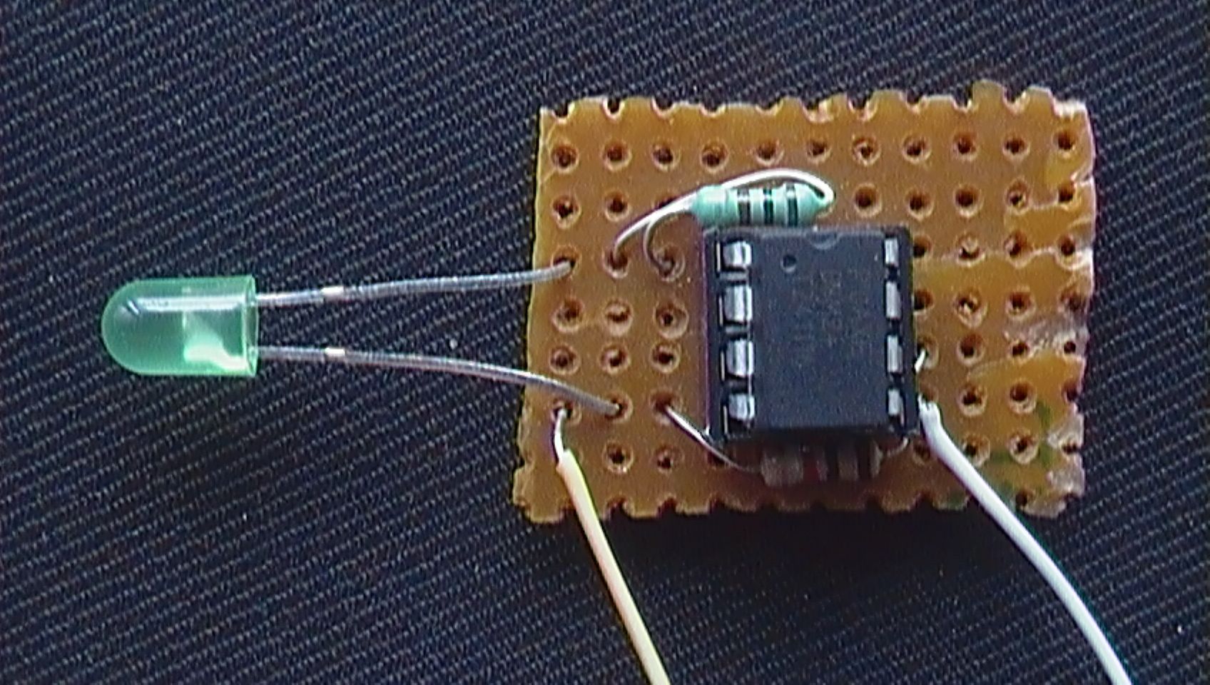 Light Sensing LED - PICAXE Version