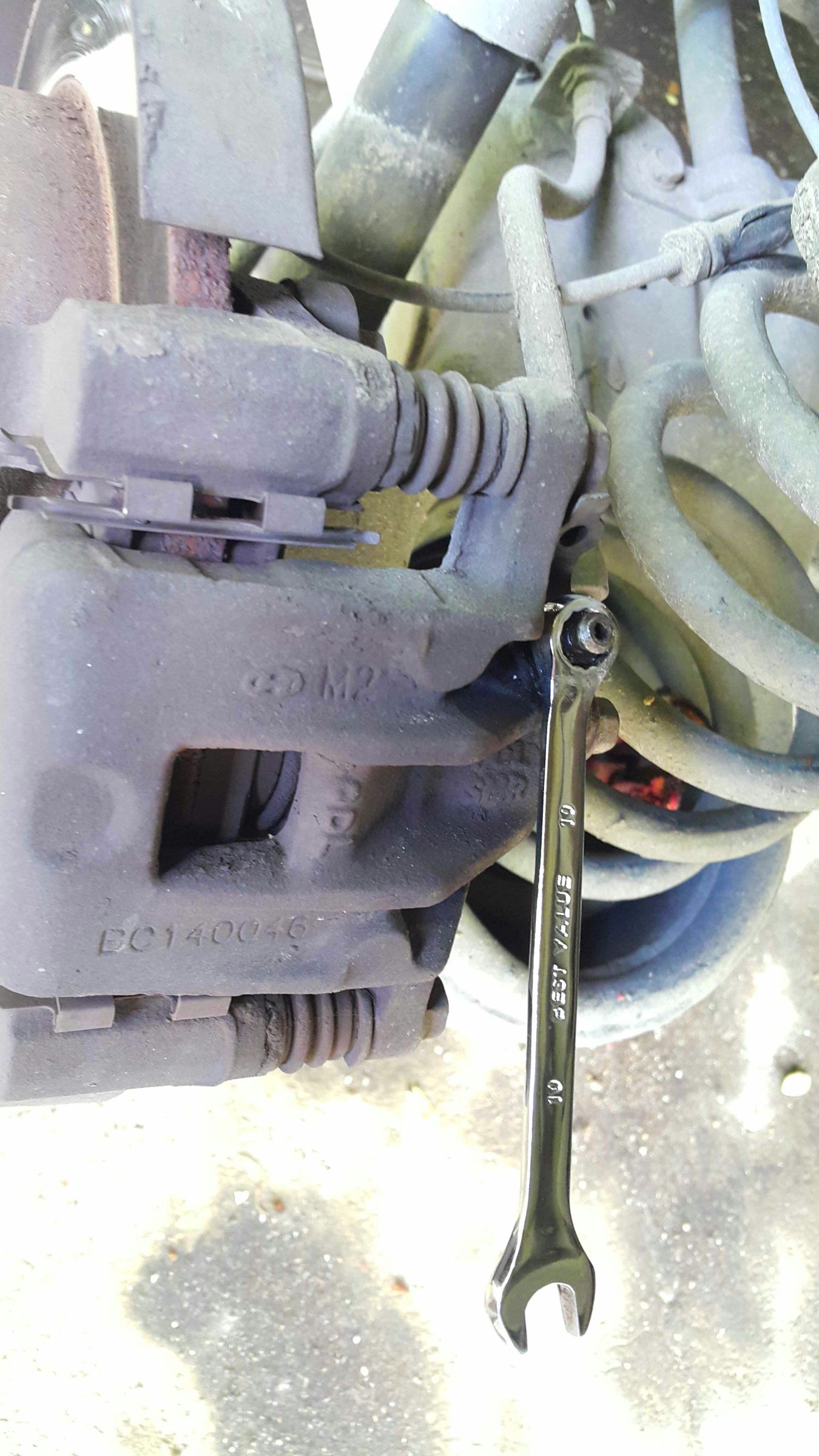 Bleeding Brake Lines Quick, Effective and Messy. 6 Steps