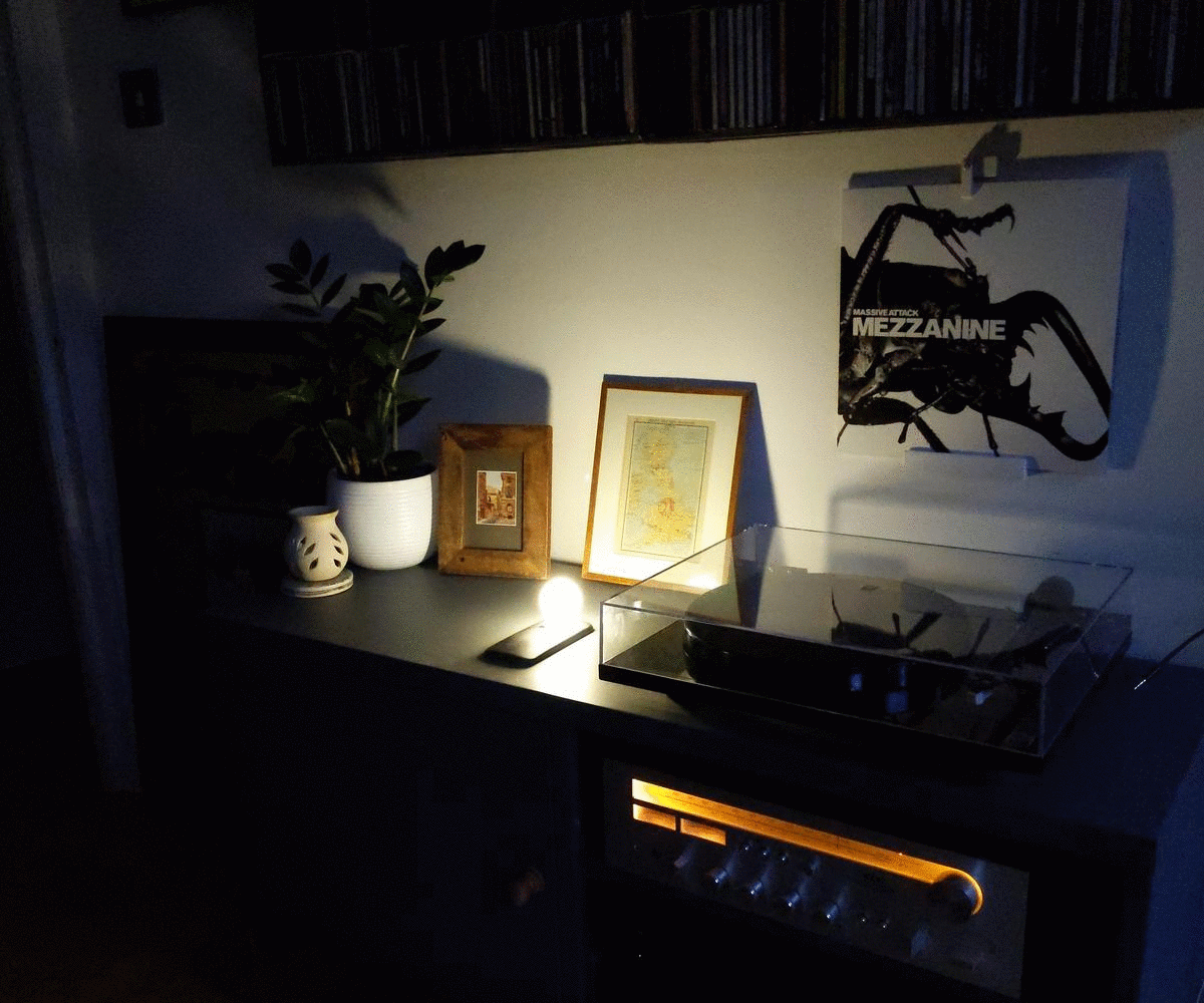 Turn Your Phone Into a Lamp With a 3D Printed Bulb