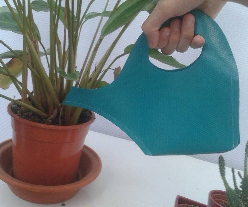 Foldable watering can