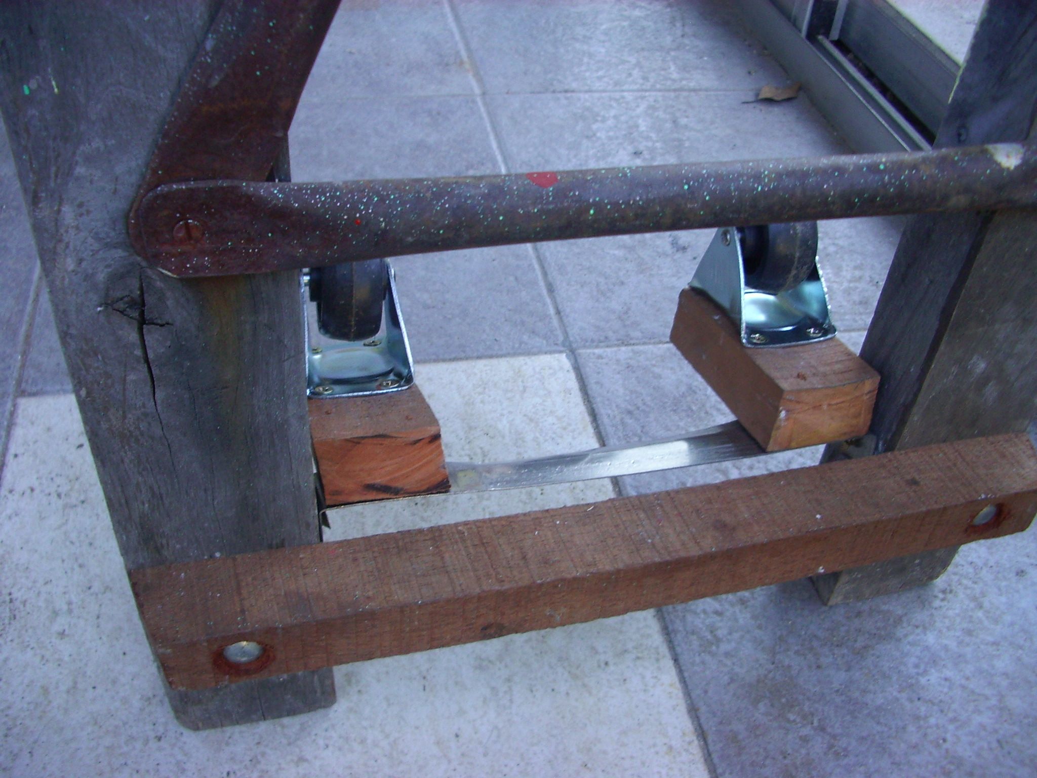 Agregando Ruedas a La Mesa (adding Wheels to Table) 3 Steps