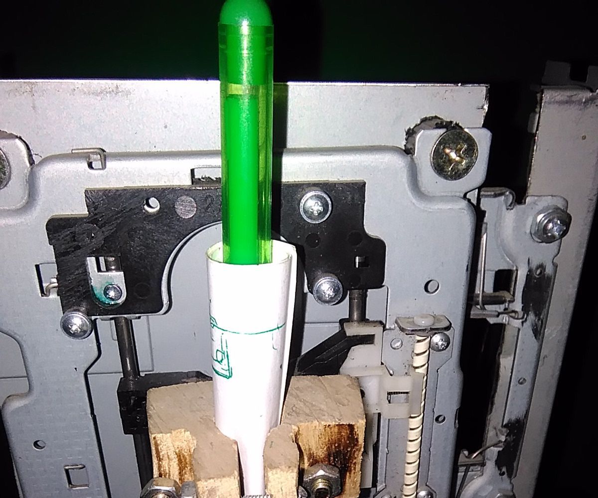 Diseñando Un Sujetador De Sharpie Para Un DVD Plotter