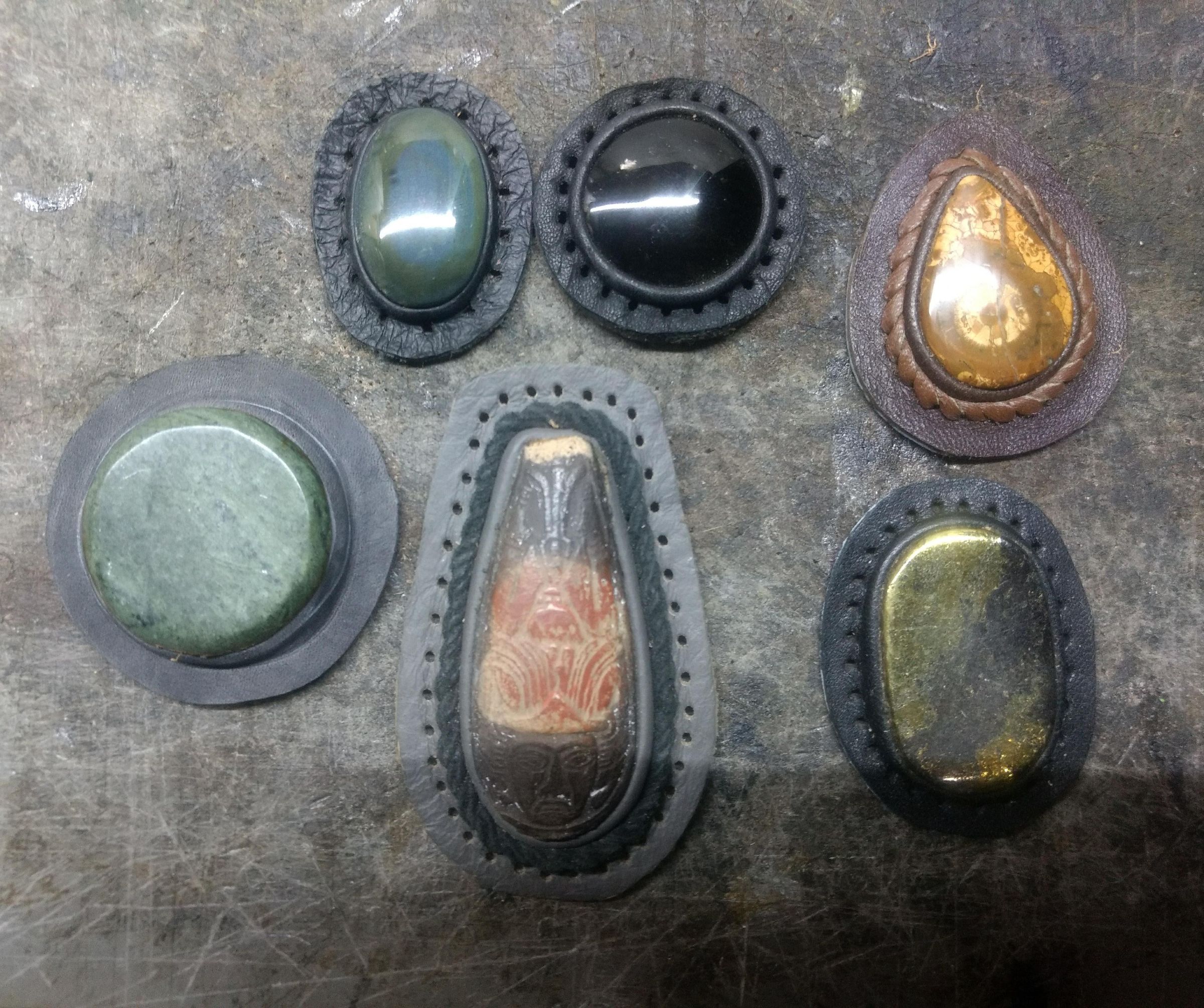 Engaste De Piedra En Cuero