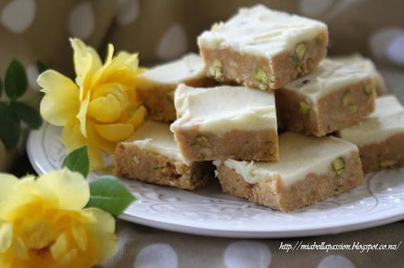 PASSIONFRUIT & PISTACHIO SLICE