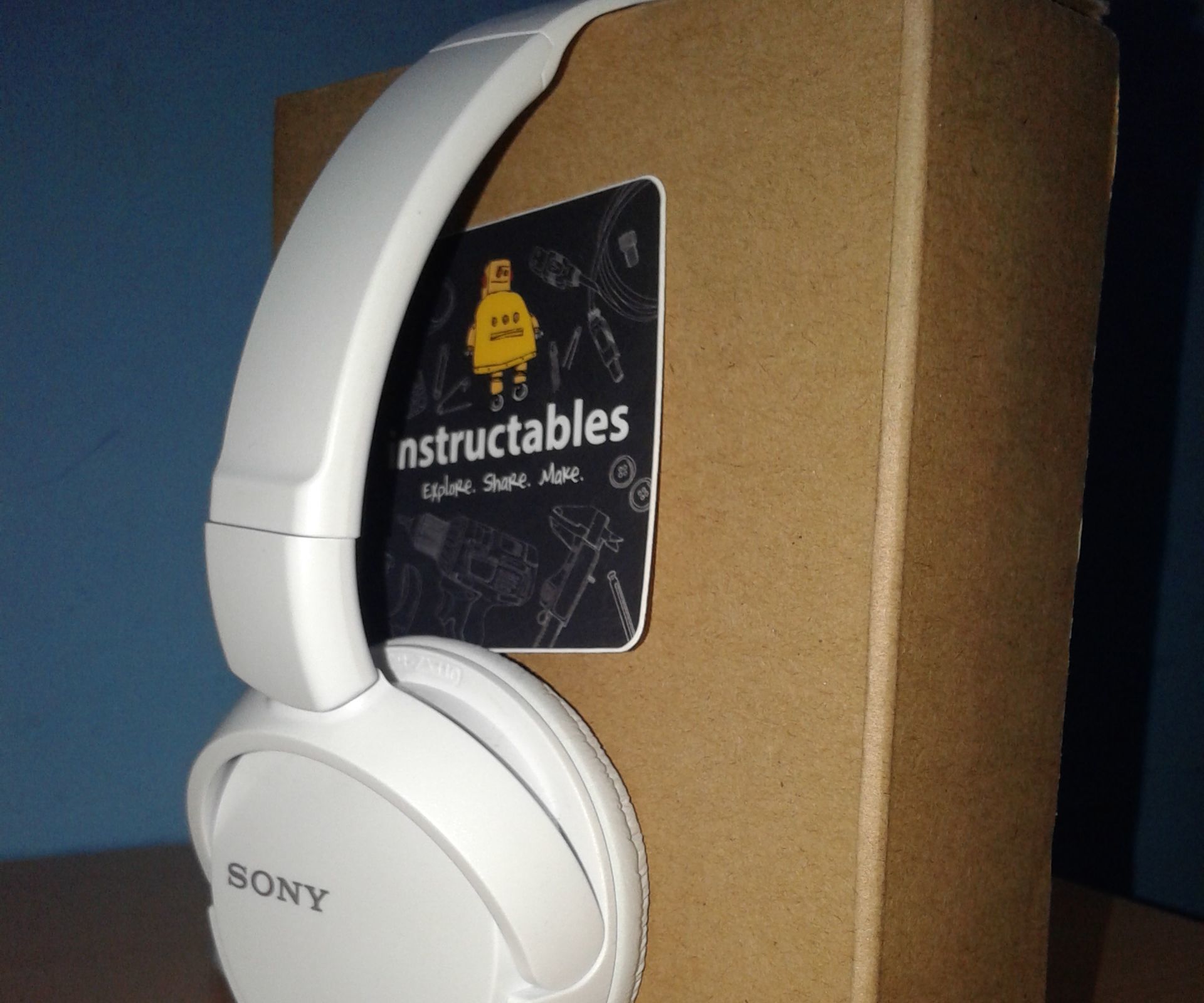 DIY Headphone Holder (Home Hacks)