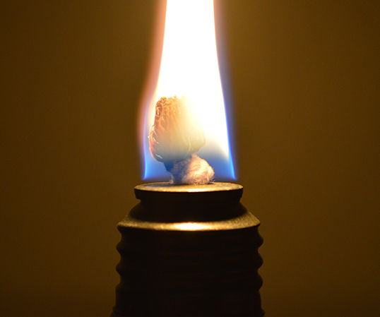 How to Make a Light Bulb Oil Lamp