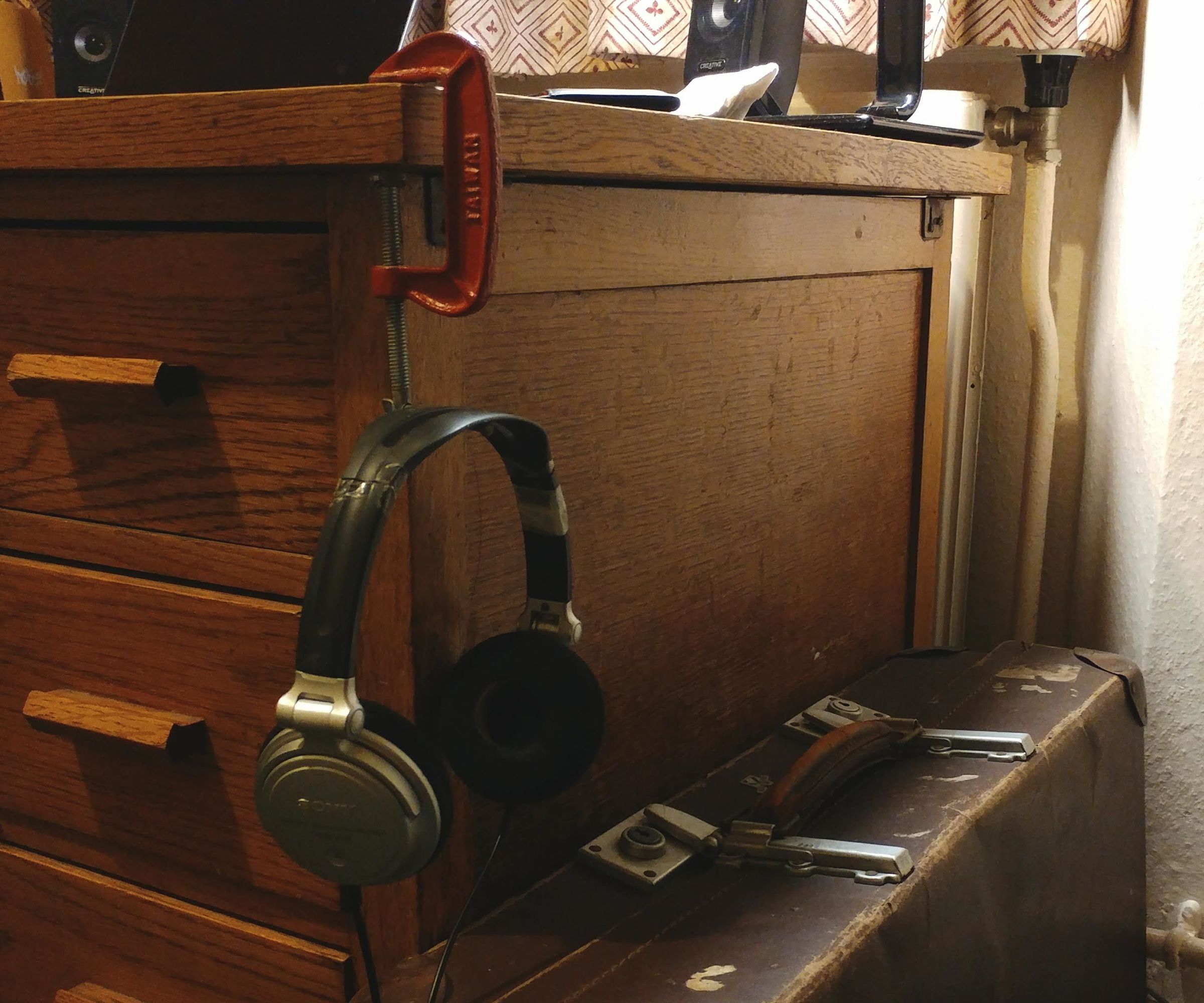 The Easiest Headphone Holder