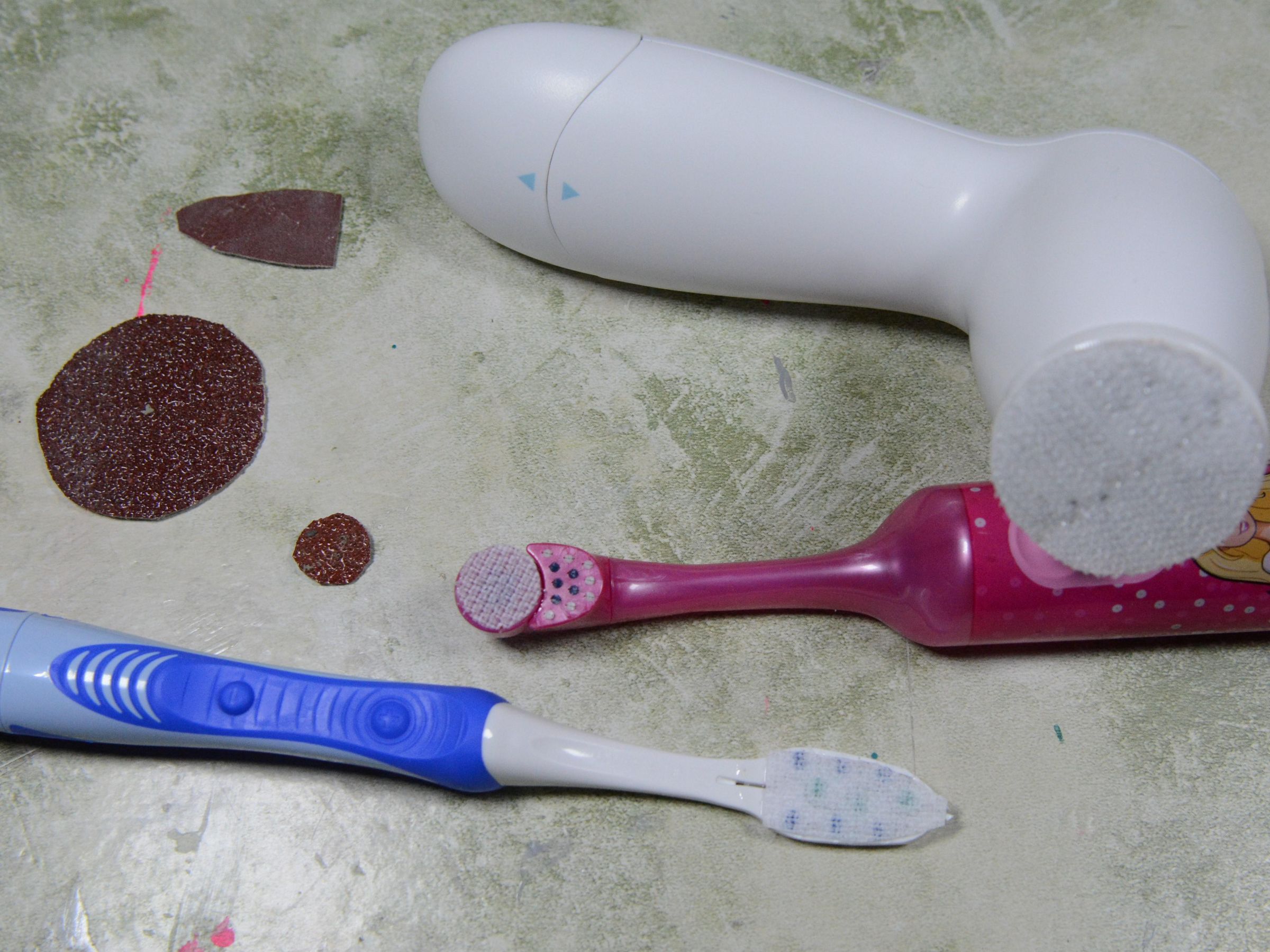CONVERT OLD TOOTHBRUSHES INTO MINIATURE ELECTRIC SANDERS 5 Steps