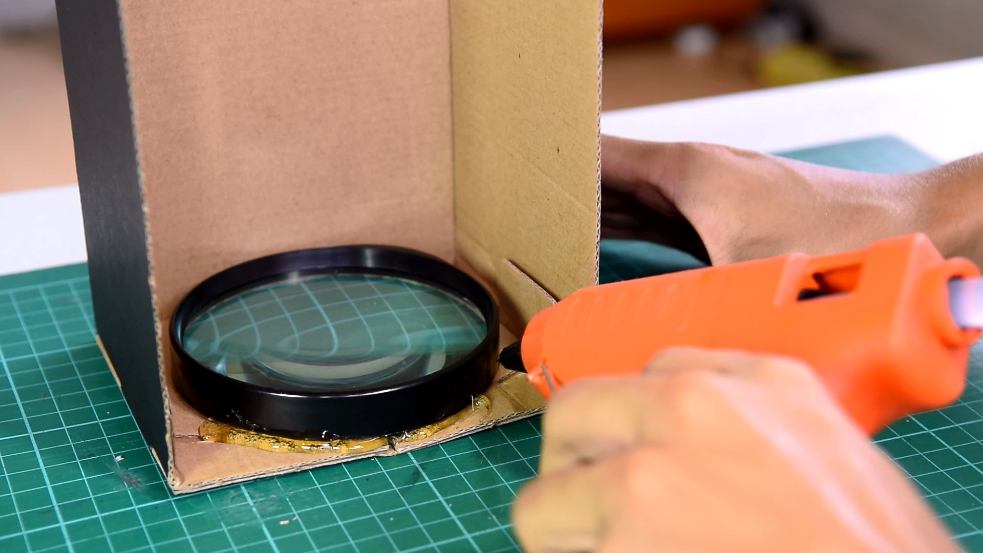 Build a Smartphone Projector With a Shoebox 17 Steps (with Pictures