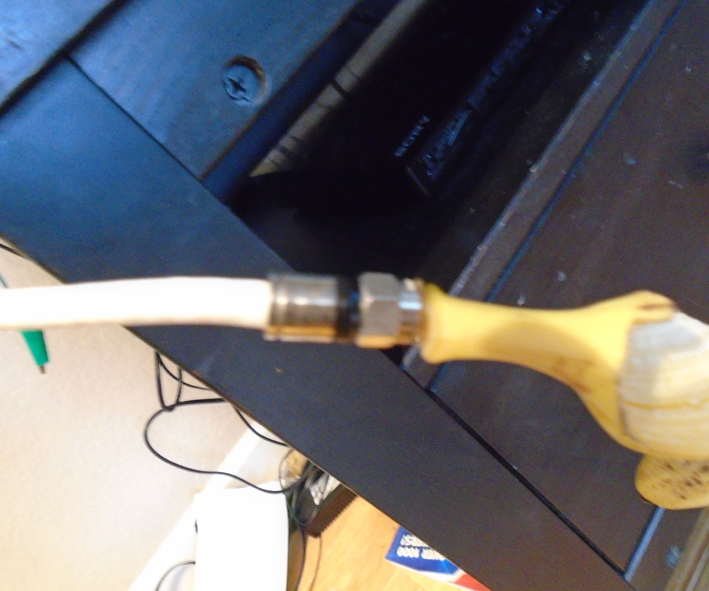 Make a TV Antenna Out of a Banana Peel (FREE TV)