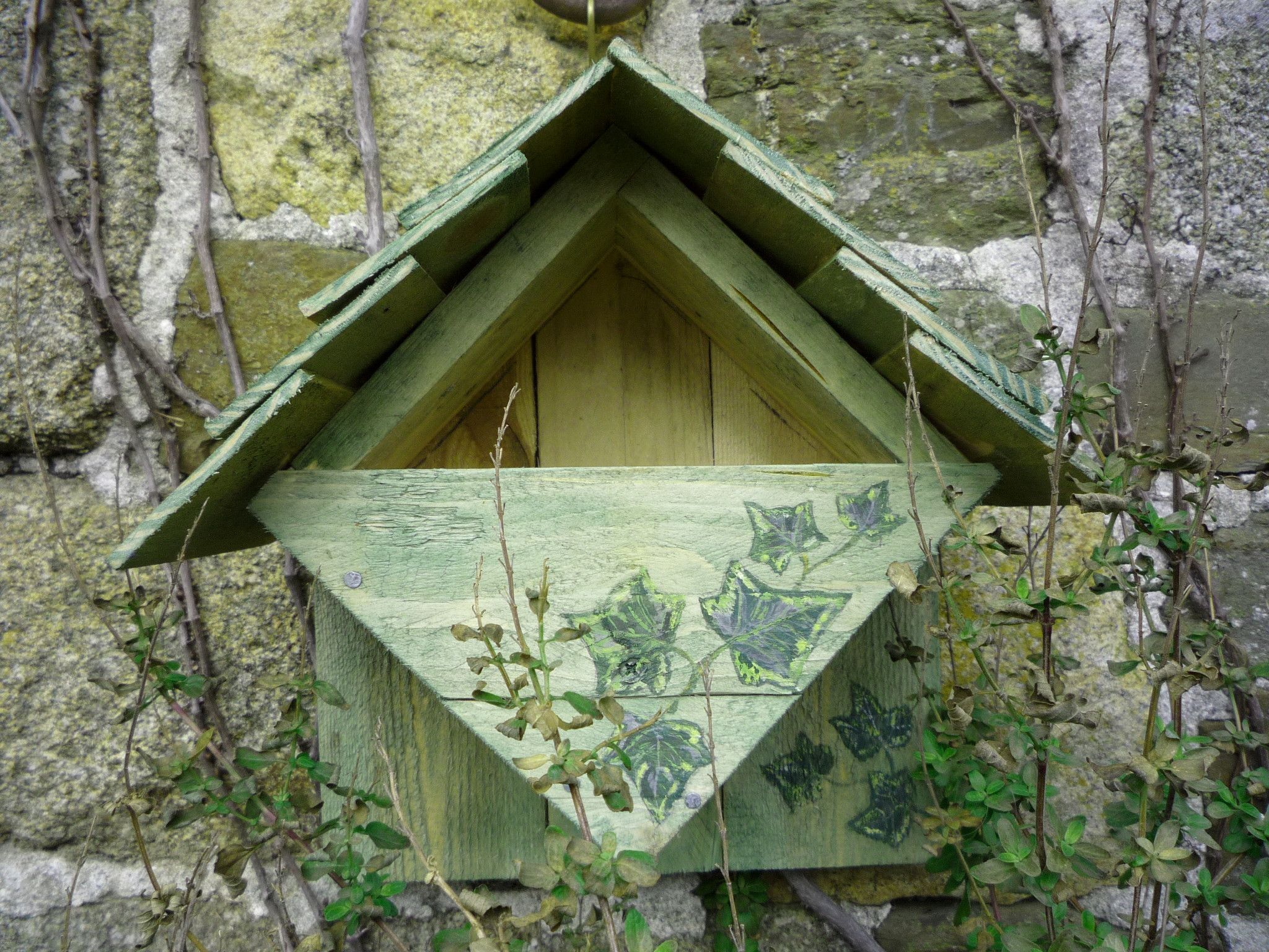 Home-made Repurposed Wood Nest Box. Suitable for Robins, Wrens, Spotted Flycatchers and All Small Birds Who Nest in Open Fronted Sites. Nichoir Rouge-gorge. Nido Para Aves Palets Reciclados