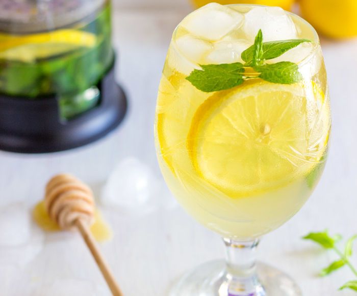 Fresh Mint and Lemon Iced Tea