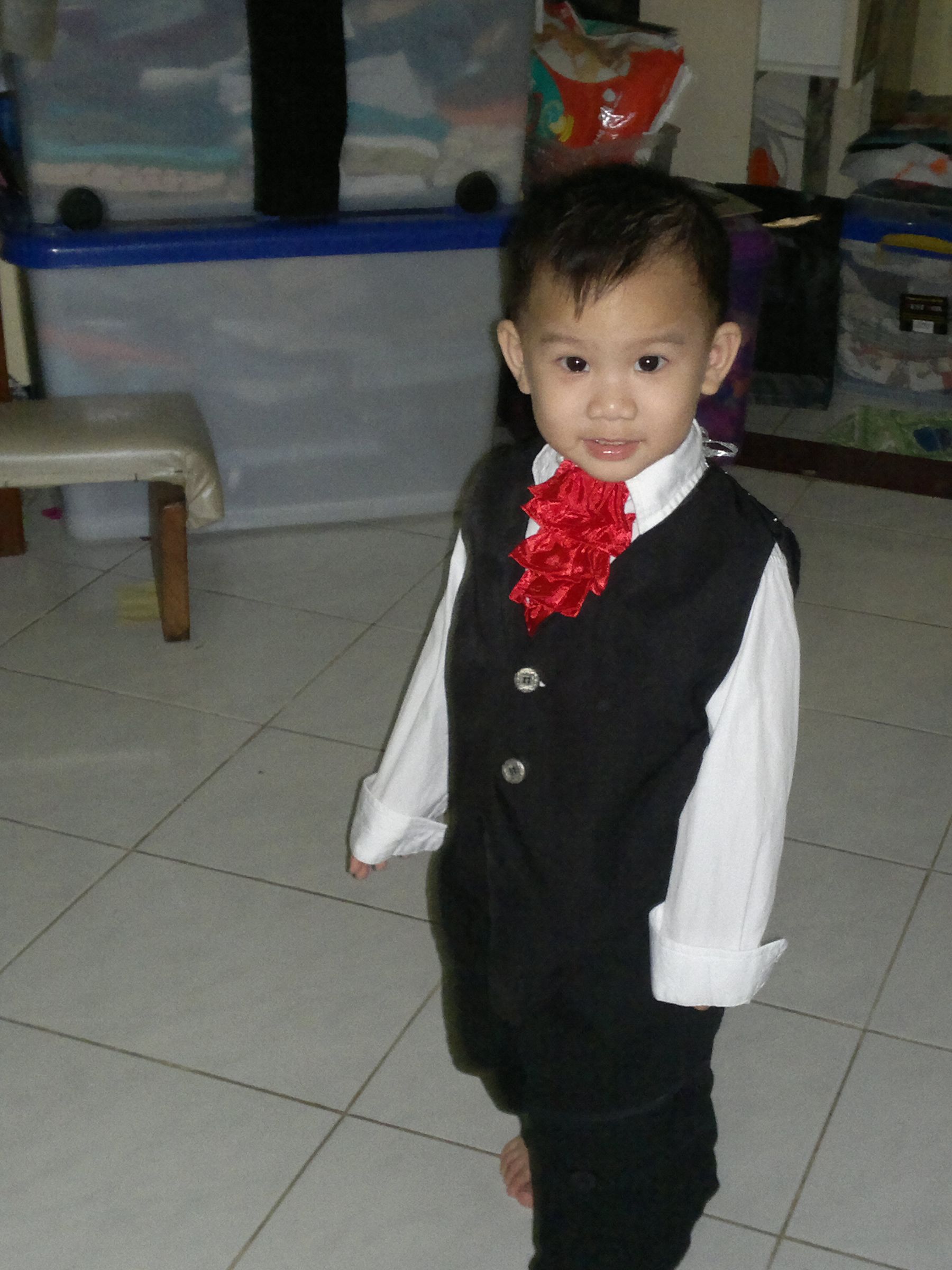 How to Make a Vampire Costume for Children