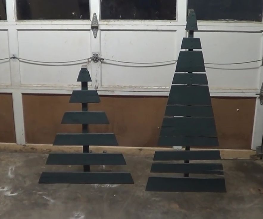 DIY Simple Pallet Christmas Trees