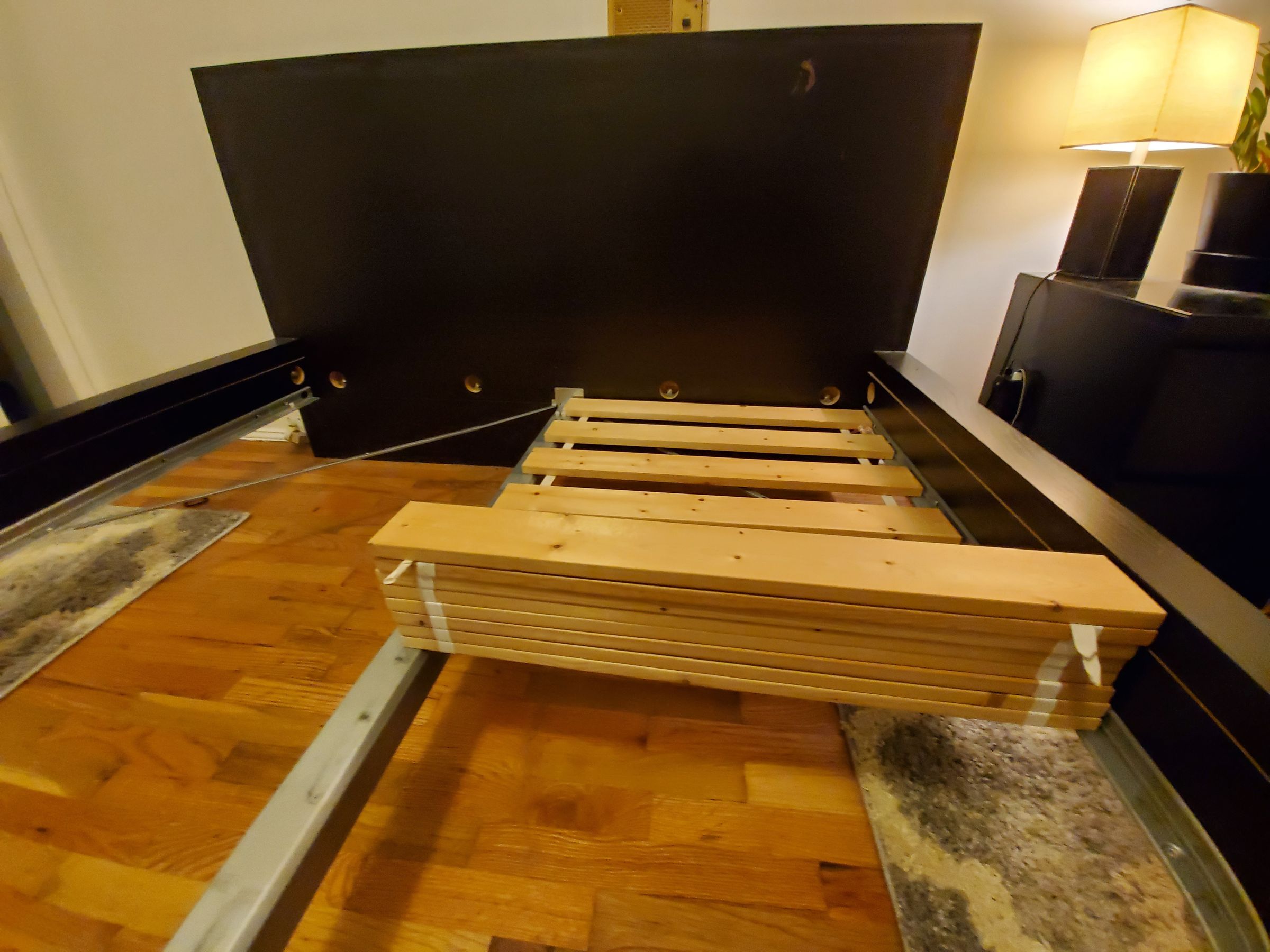 Move Your Bed Slats (The Easy Way) 4 Steps (with Pictures