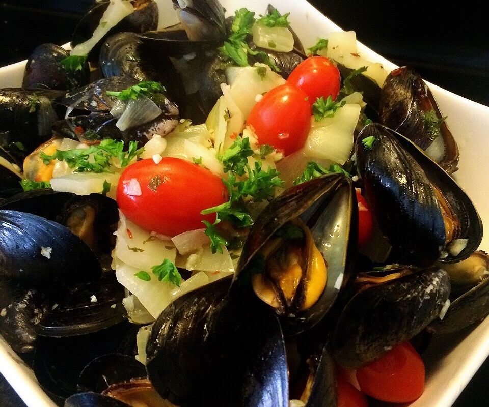 Mussels With Tomato & White Wine Sauce 