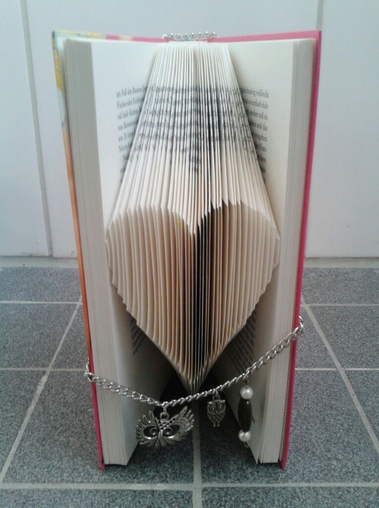 Origami Book Art. Herz Falten.