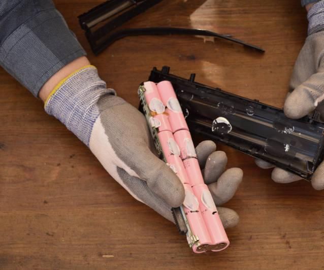 Harvesting 18650 Cells From Old Laptop Batteries. Testing and Charging