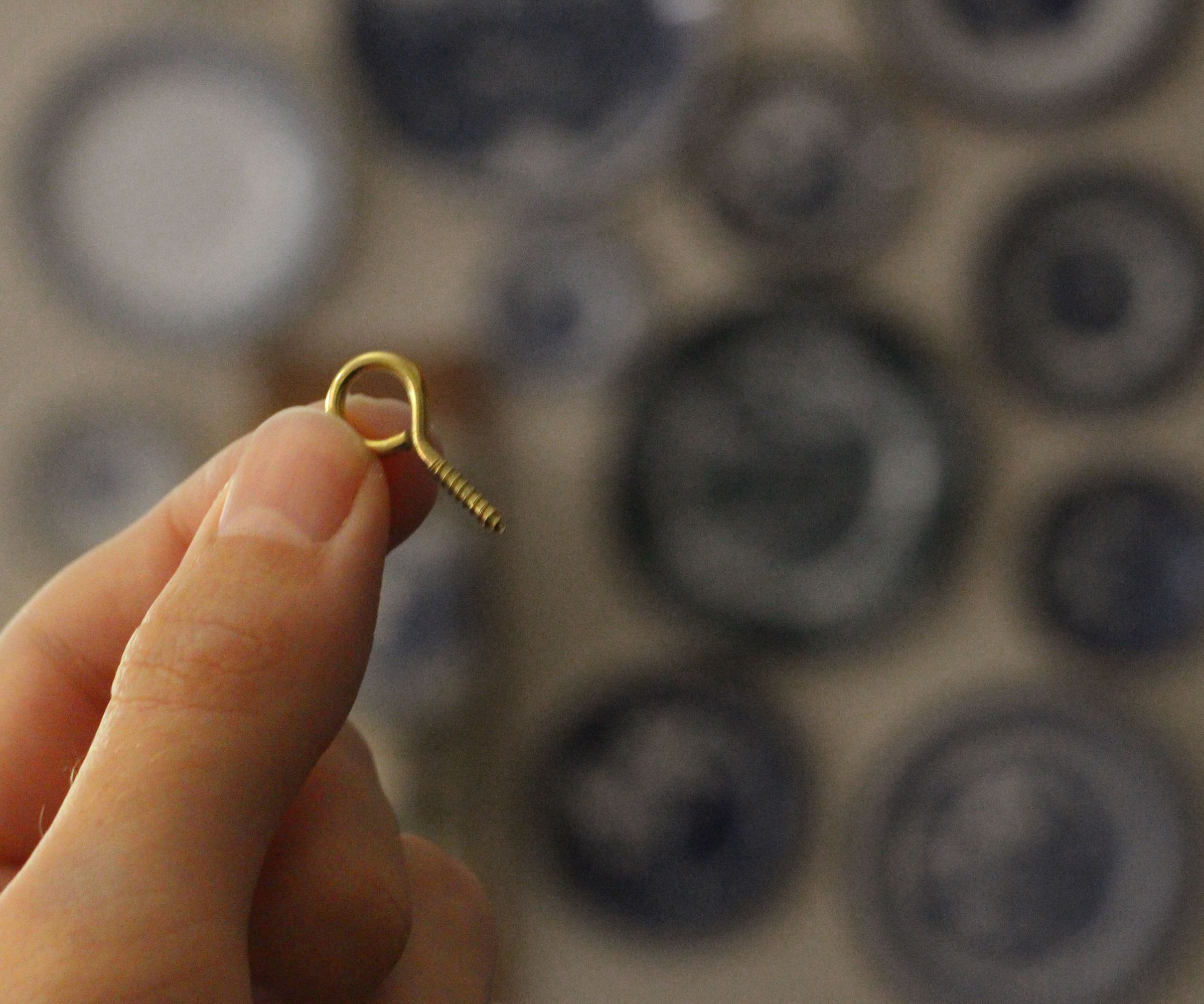DIY Wall Mounted Plates Using Curtain Hooks