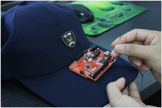 第 2 步:将 Crowduino 缝到帽子上