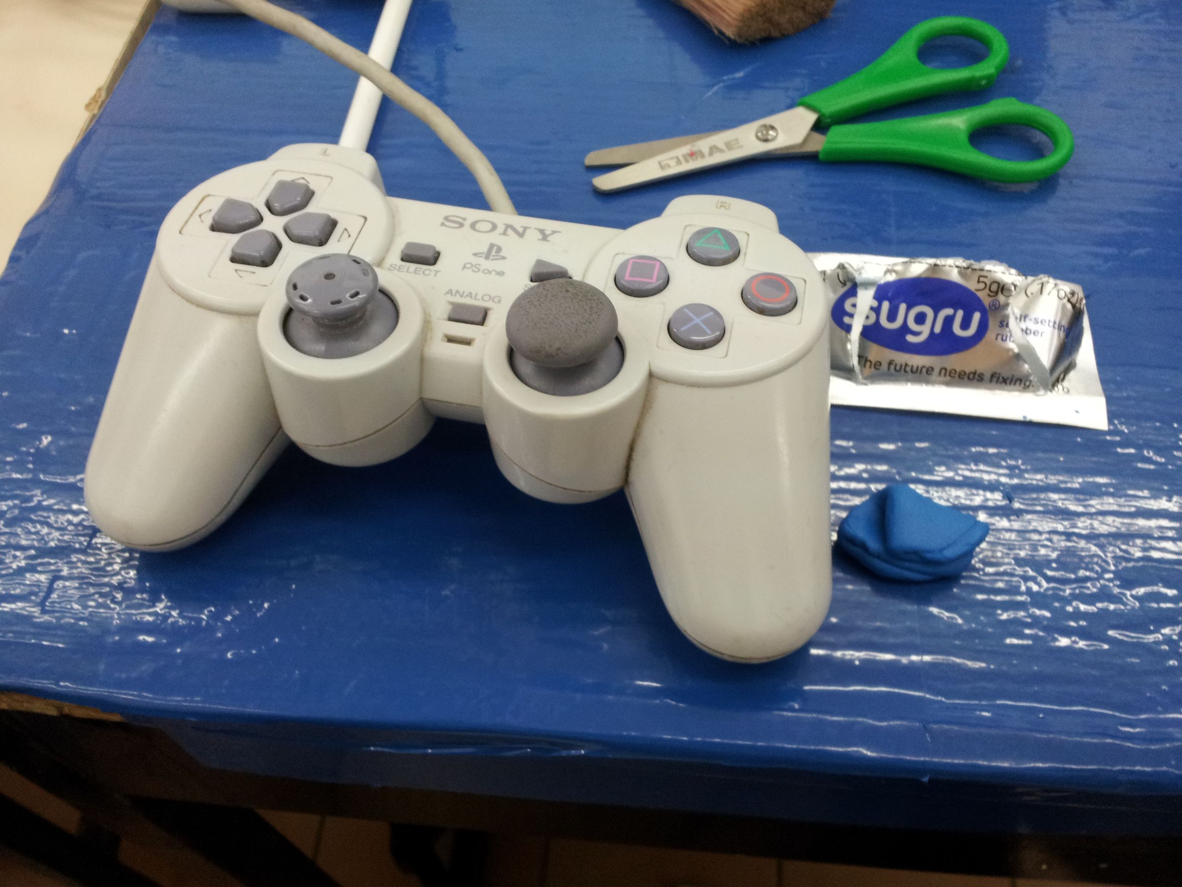 Sustituyendo La Goma Del Joystick De Un Control De Playstation Usando Sugru