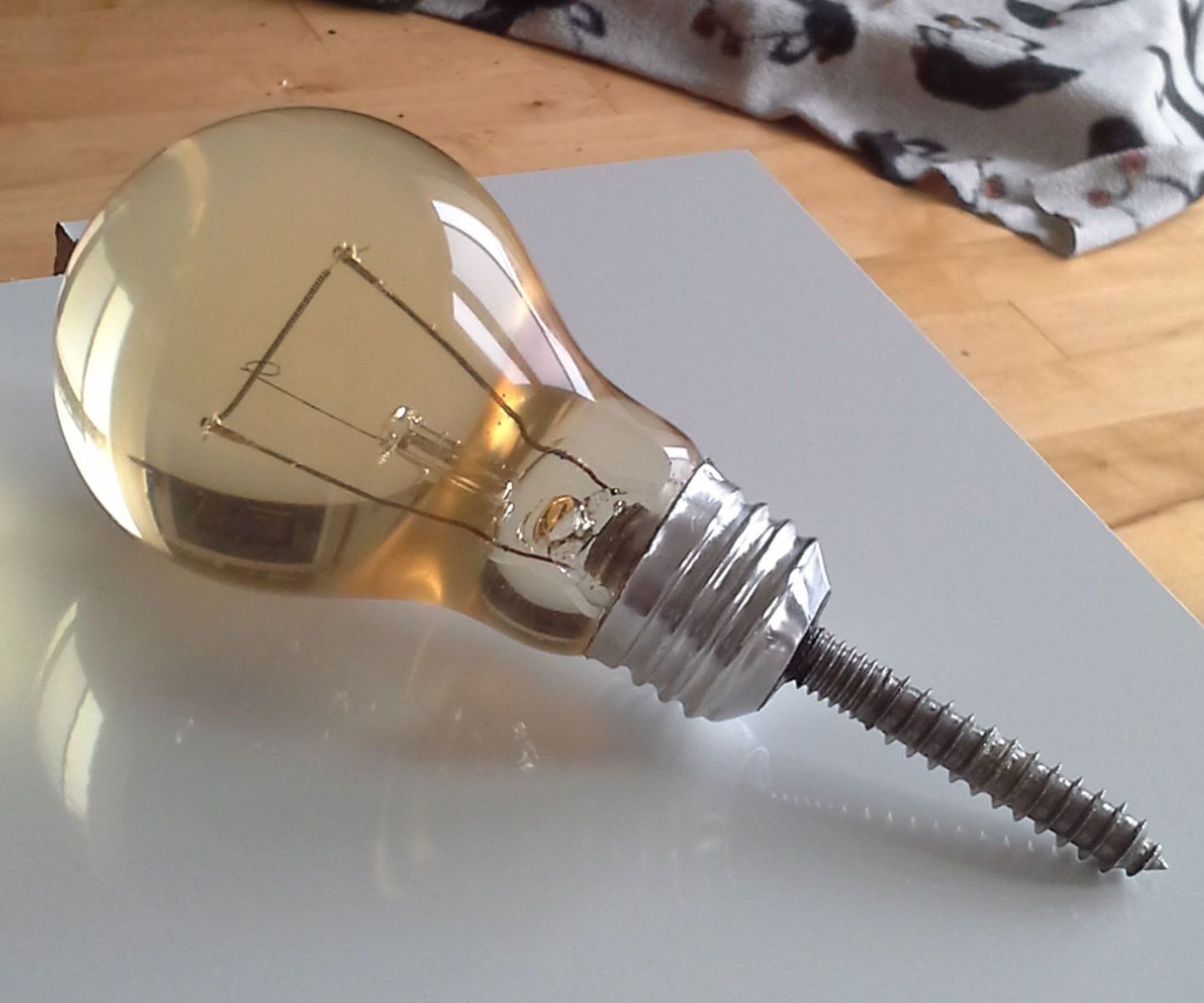 THE ULTIMATE LIGHT BULB WALL HOOK 