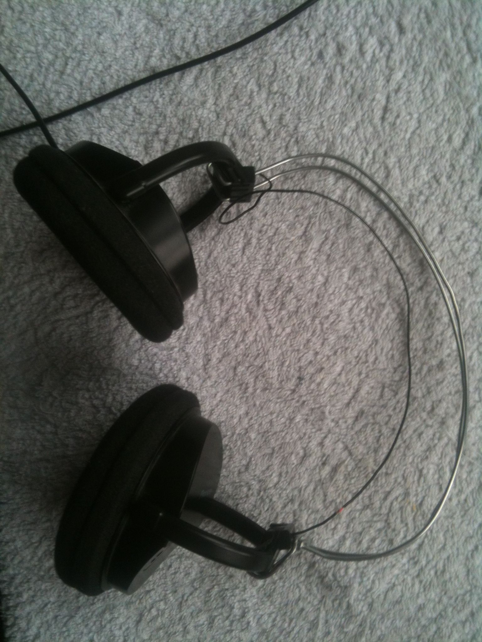 How to Repair Headphones’ Broken Band Casing Using a Dry-cleaning Wire Coat-hanger