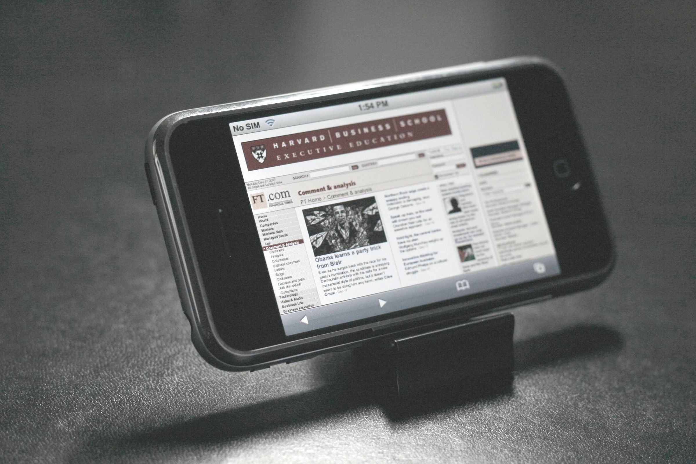 Make an IPhone/iPod Touch Stand From Document Clips