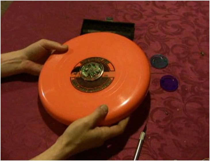 The iDisc - Toss-Sensitive Frisbee