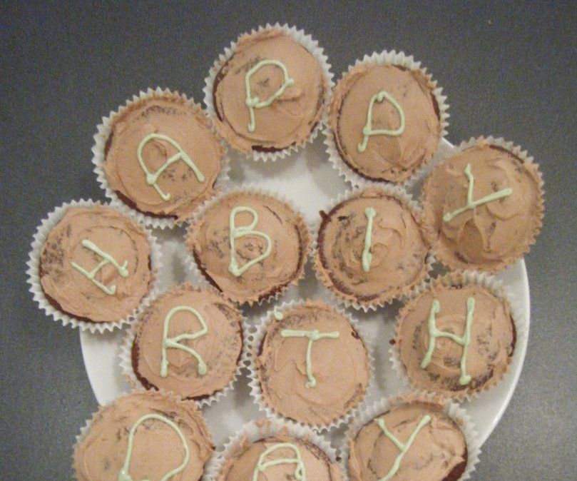 How to make the best chocolate cupcakes with buttercream icing!!