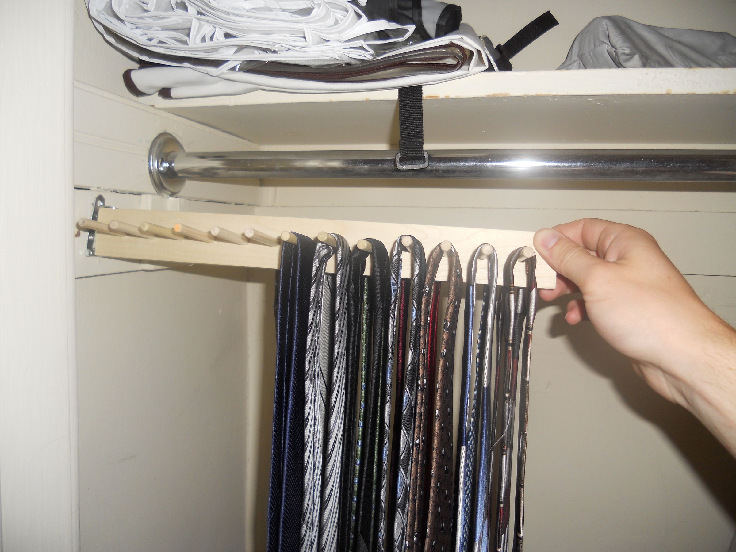 how to use a tie rack