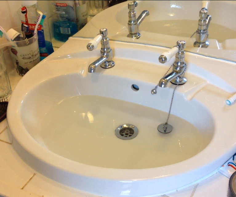 How to Unblock a Sink With Your Bare Hands When You Have No Plunger 4