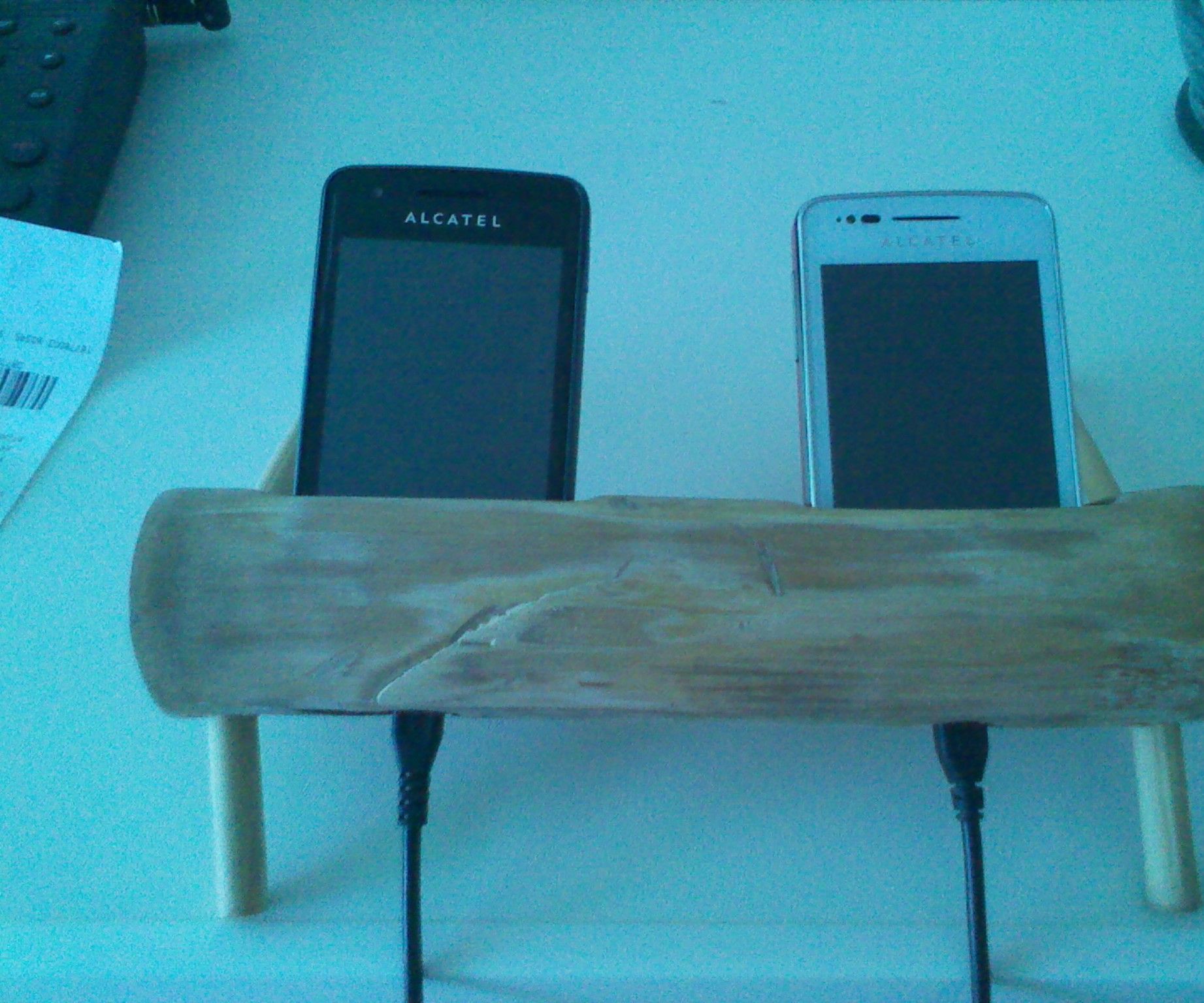 Base De Bambú Para 2 Celulares. Bamboo Base for Two Phone Cell.