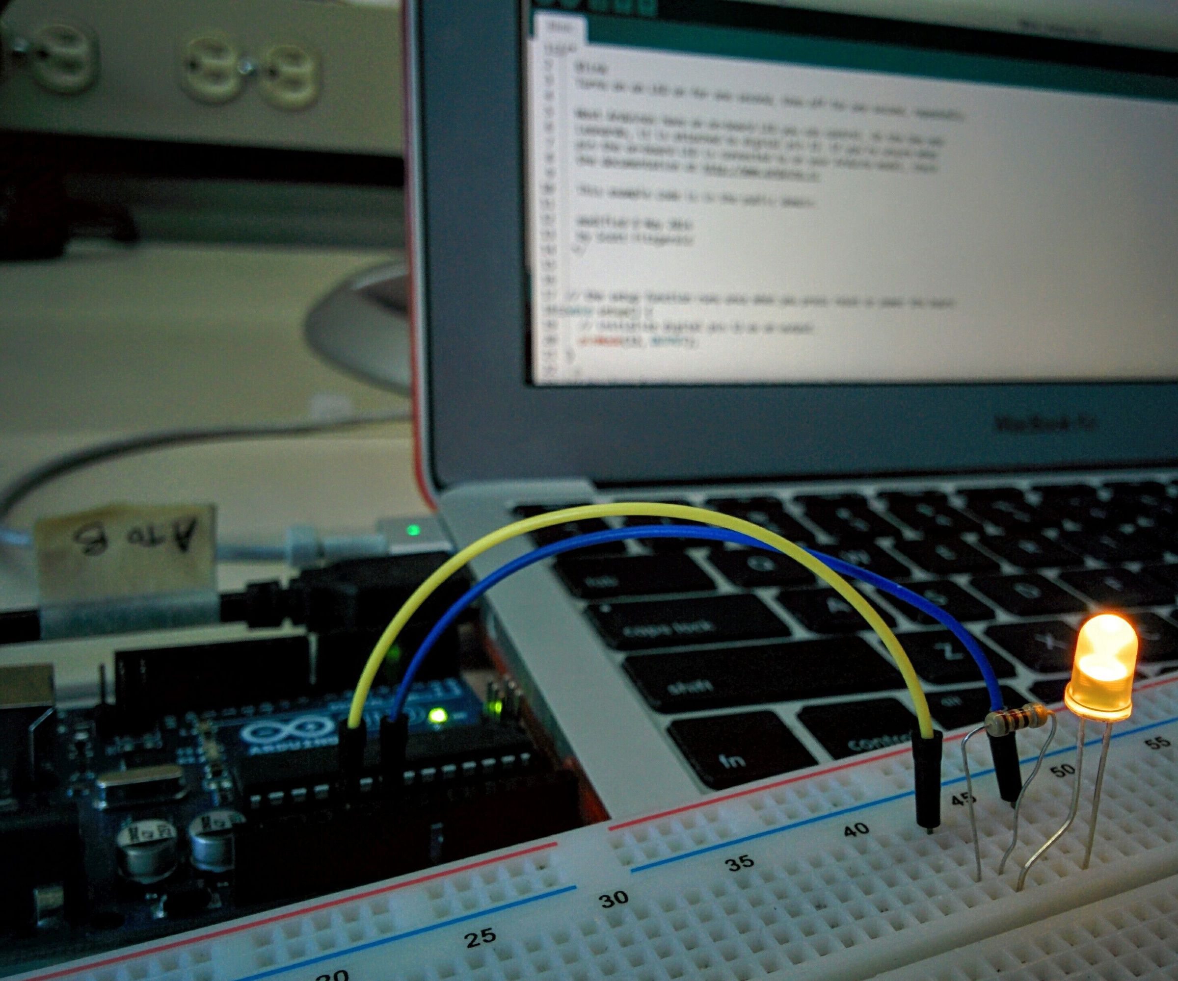 Arduino Starter Kit 1: First circuit and program to control an LED