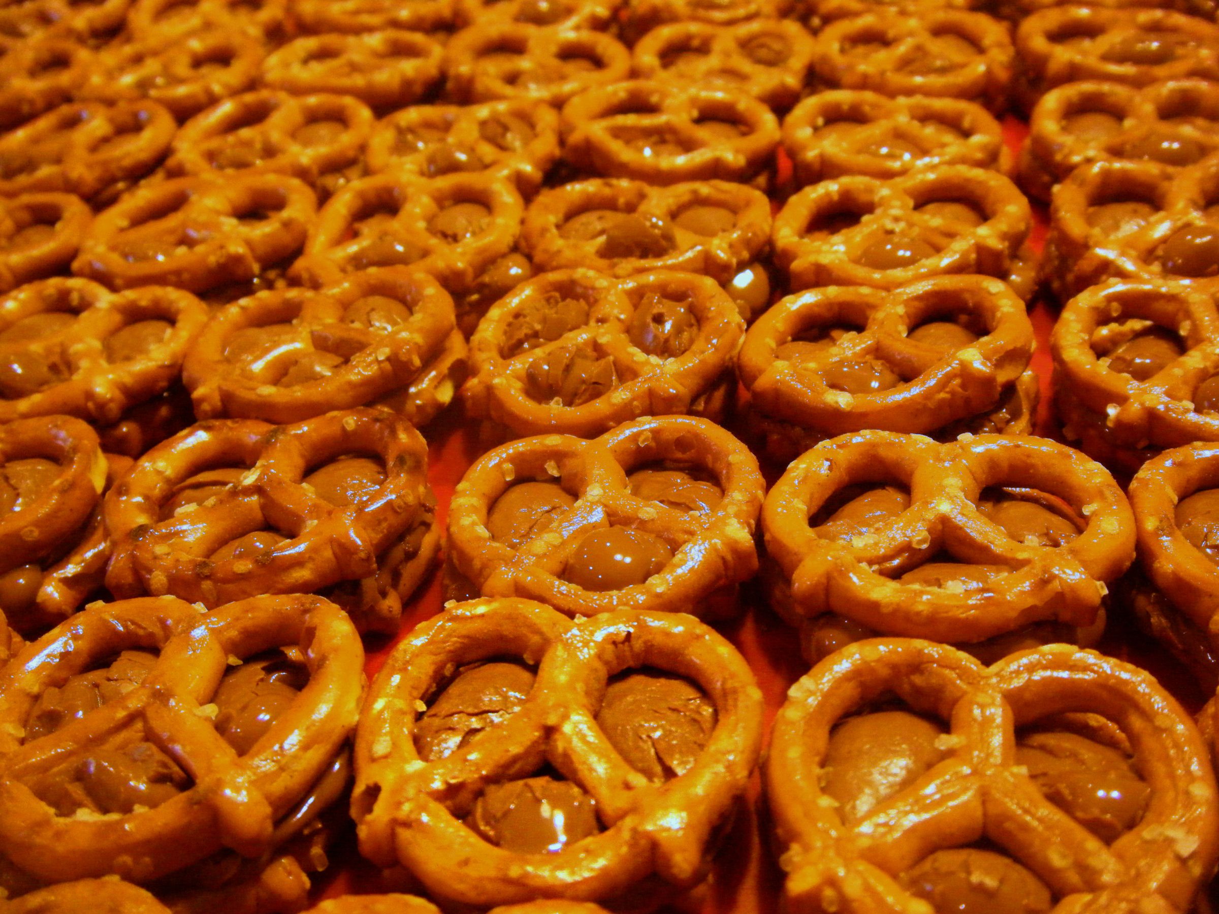 Super Easy Chocolate Pretzels