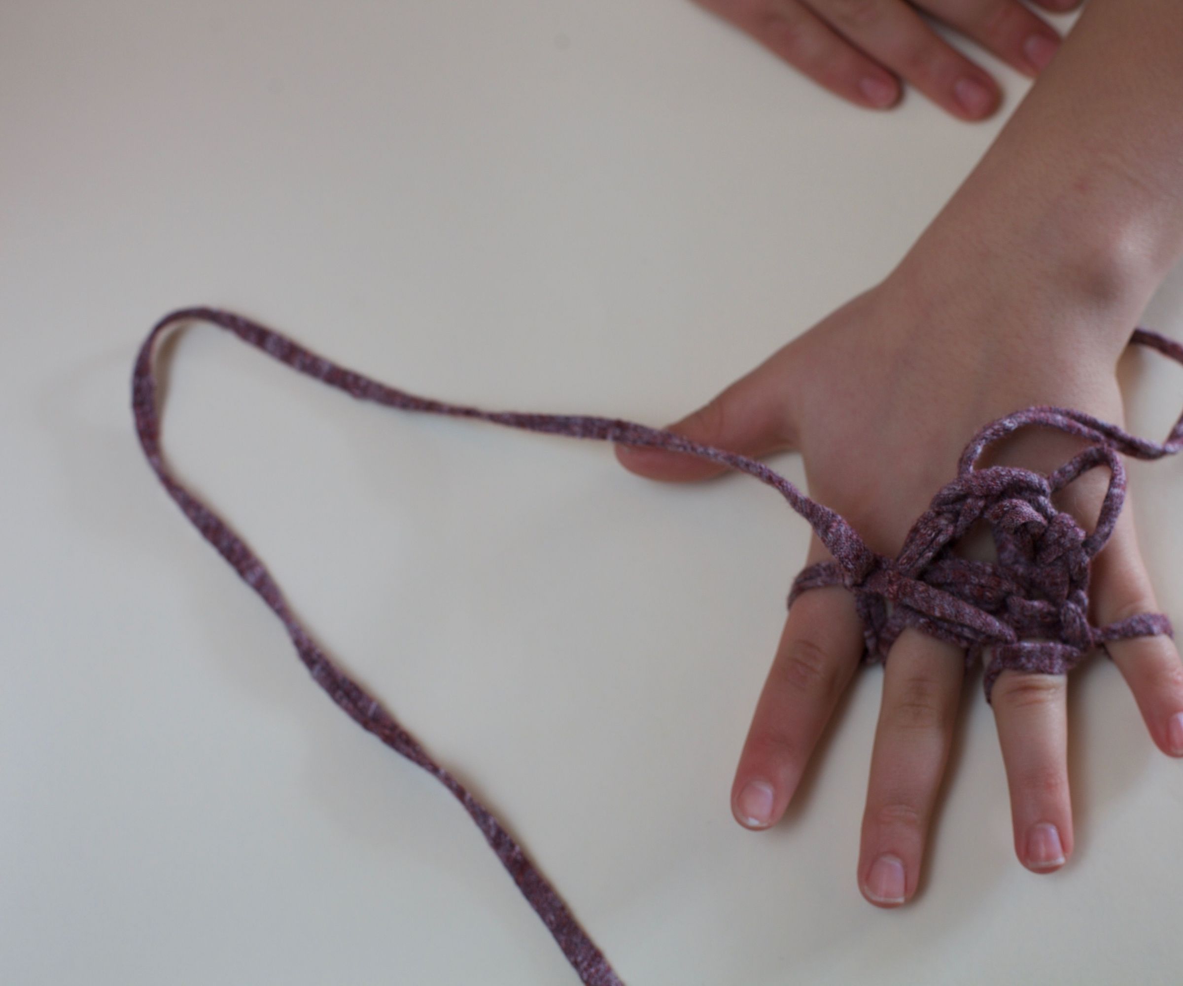 How to Finger Knit a Infinity Scarf