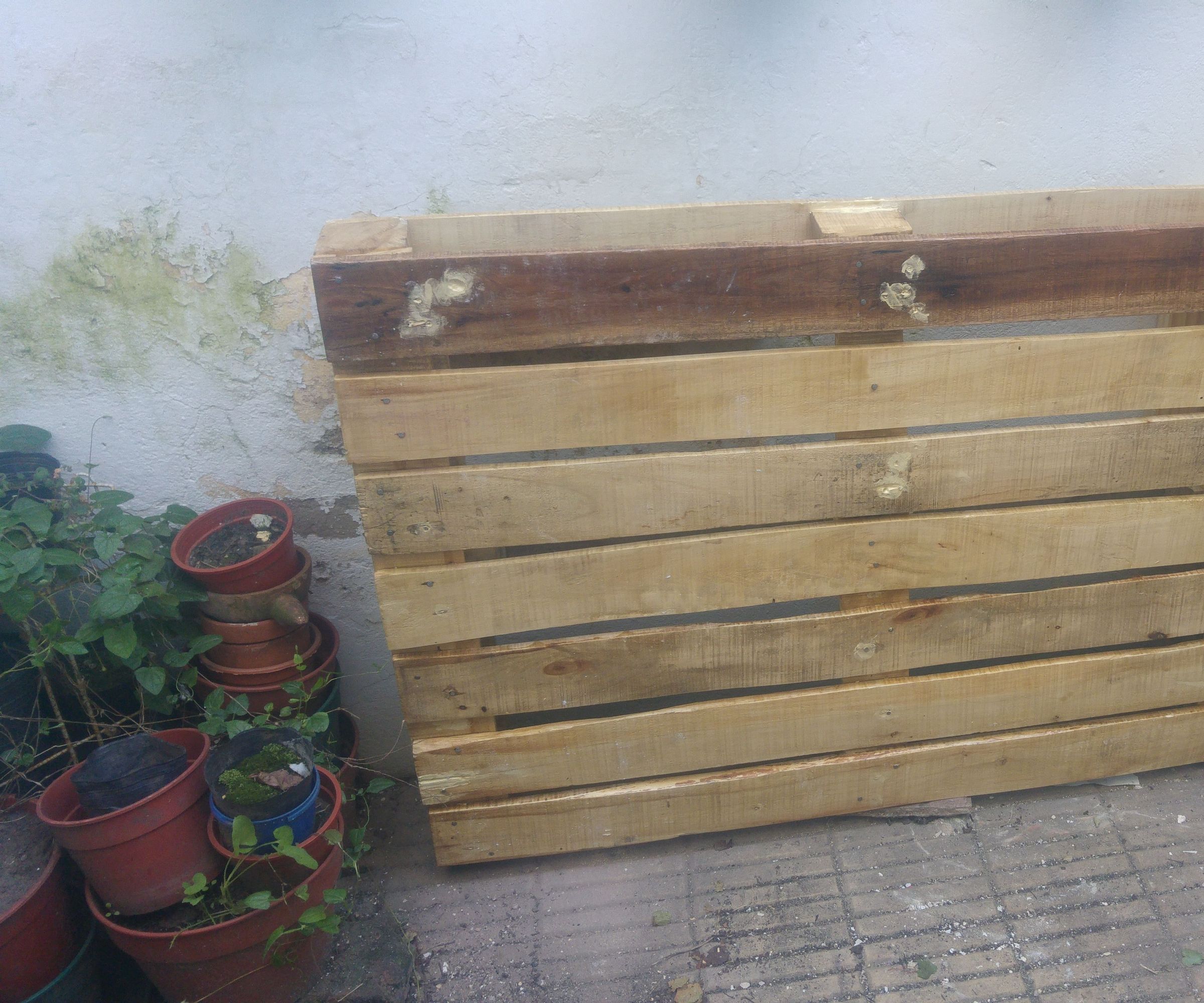 Mesa De Patio Hecha Con Un Pallet Encontrado En La Calle