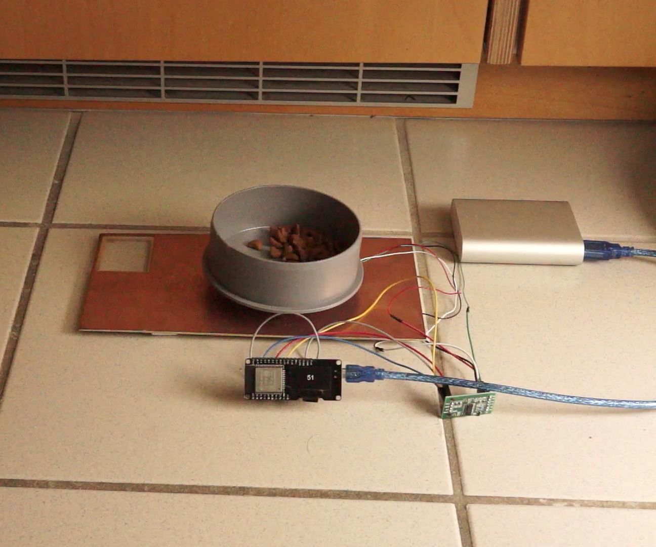 Connected Cat Feeder Using a Strain Gauge and an ESP32 