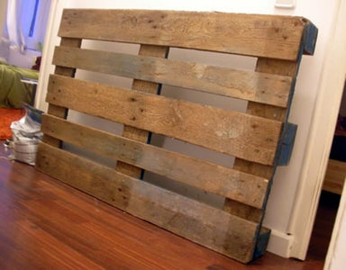 My One Pallet Electronics Workbench for Under 5euro