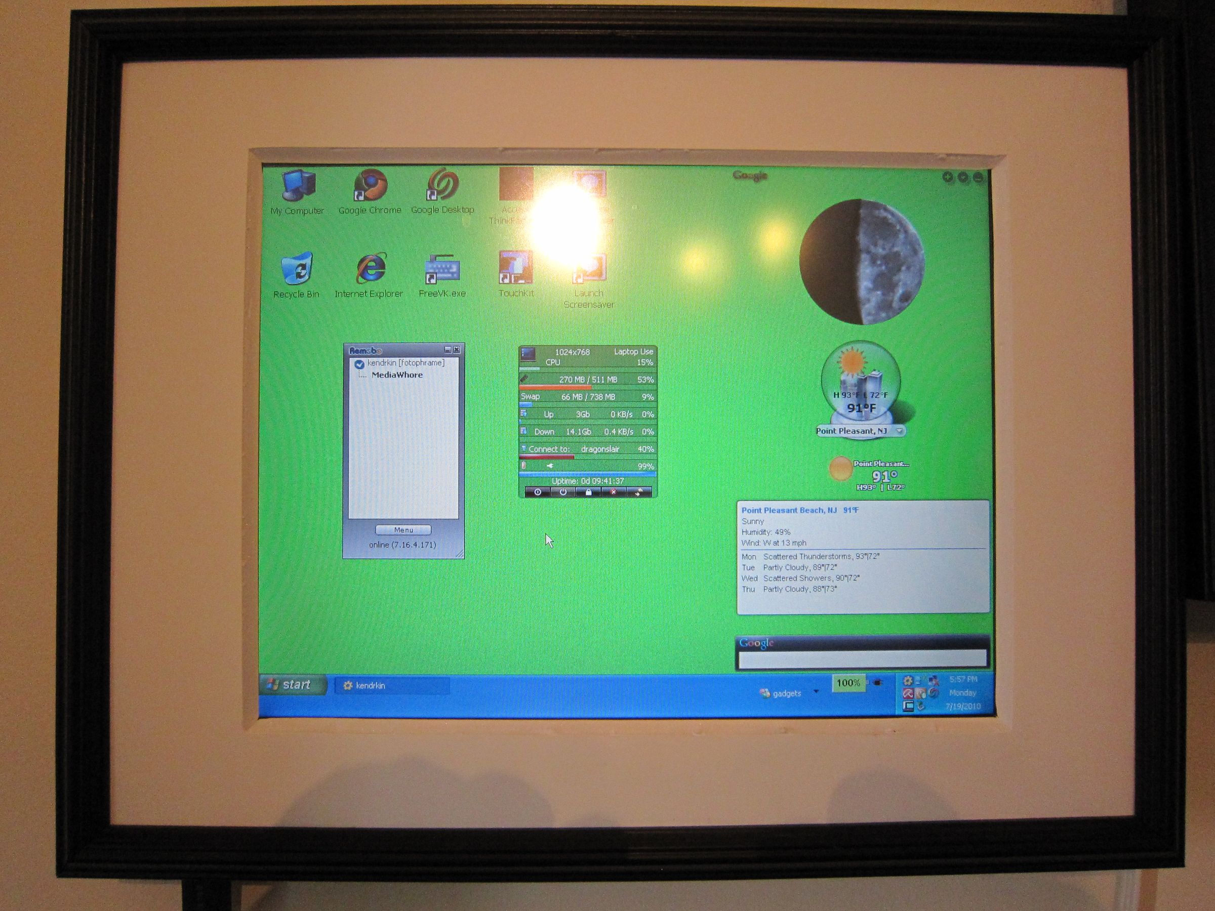 Dual Screen Digital Picture Frame & Family Center 5 Steps (with