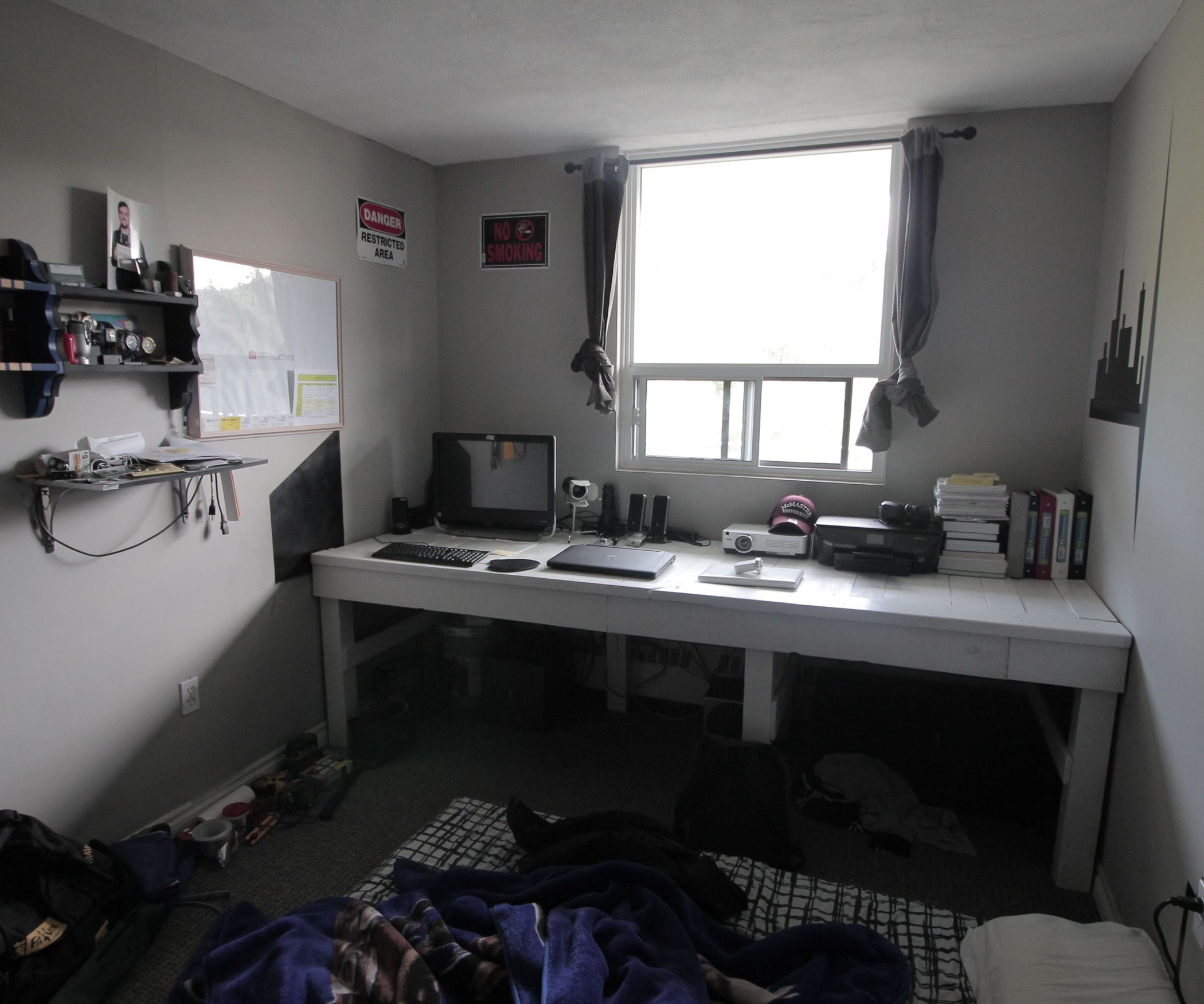 Beautiful Bedroom Desk! : 5 Steps - Instructables