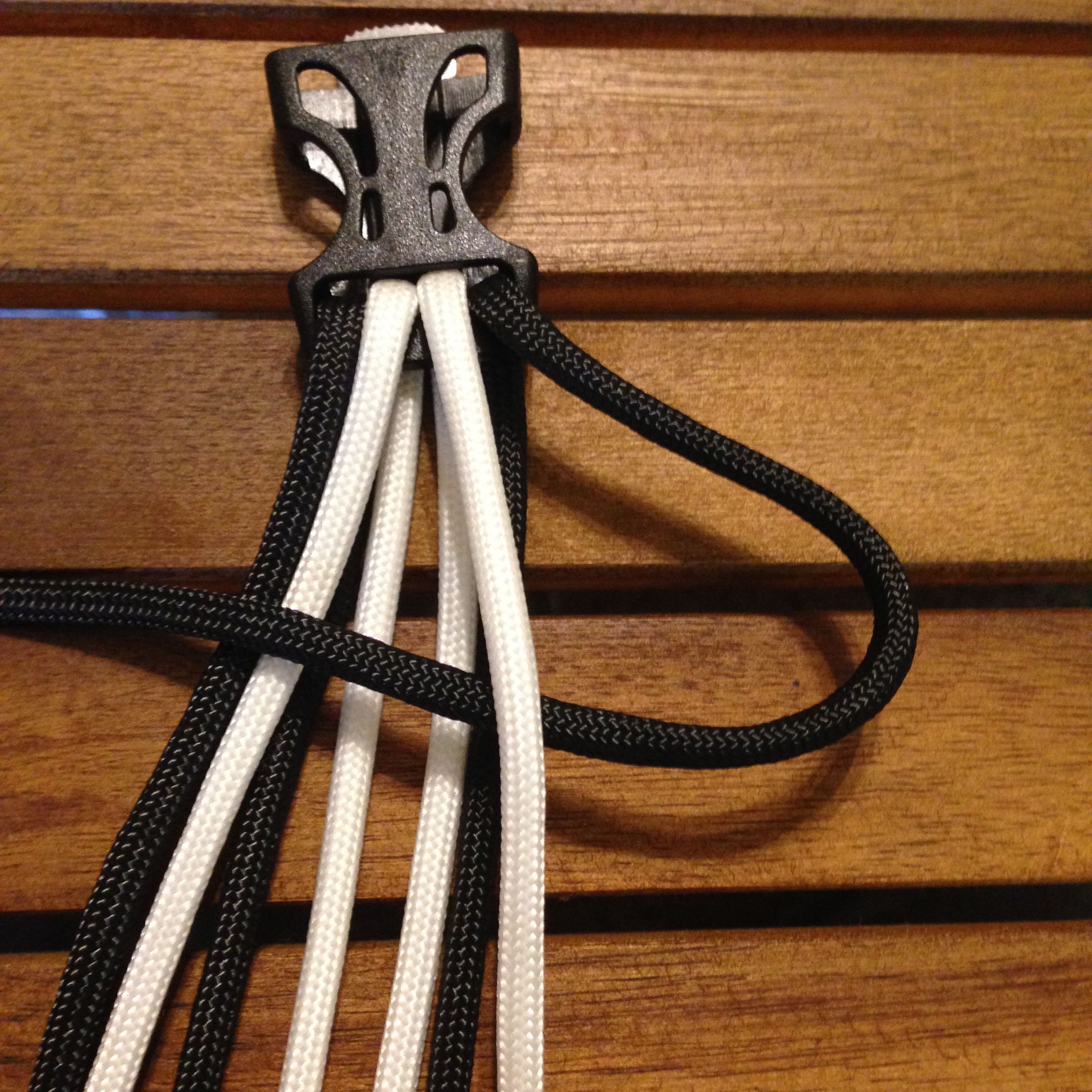 Paracord Bracelet With Fire Starter Buckle 5 Steps (with Pictures